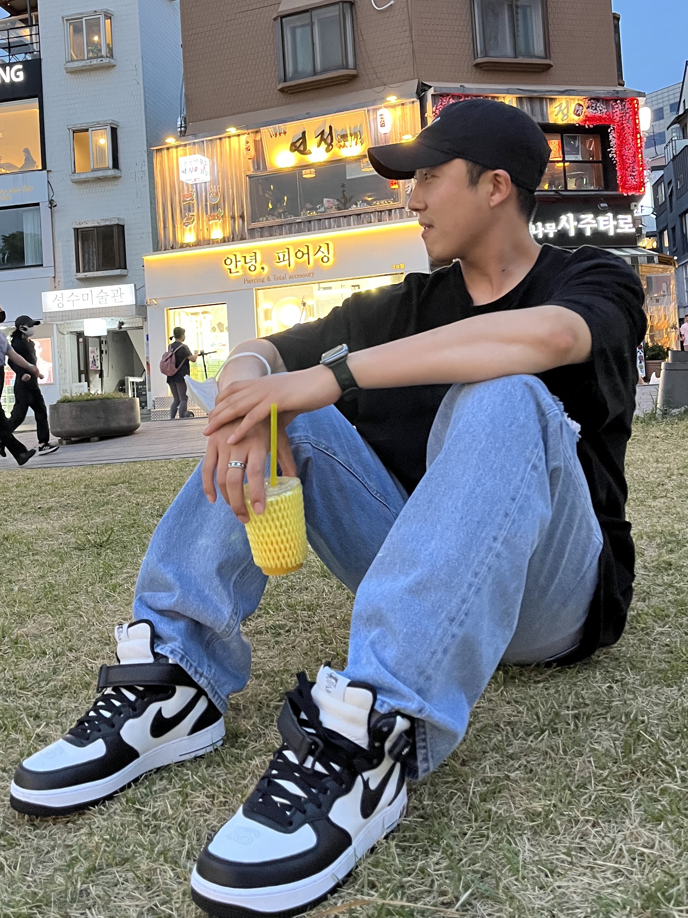 Nike x Stussy Air Force 1 '07 Mid SP Black and Light Bone 착용 스타일 - 2