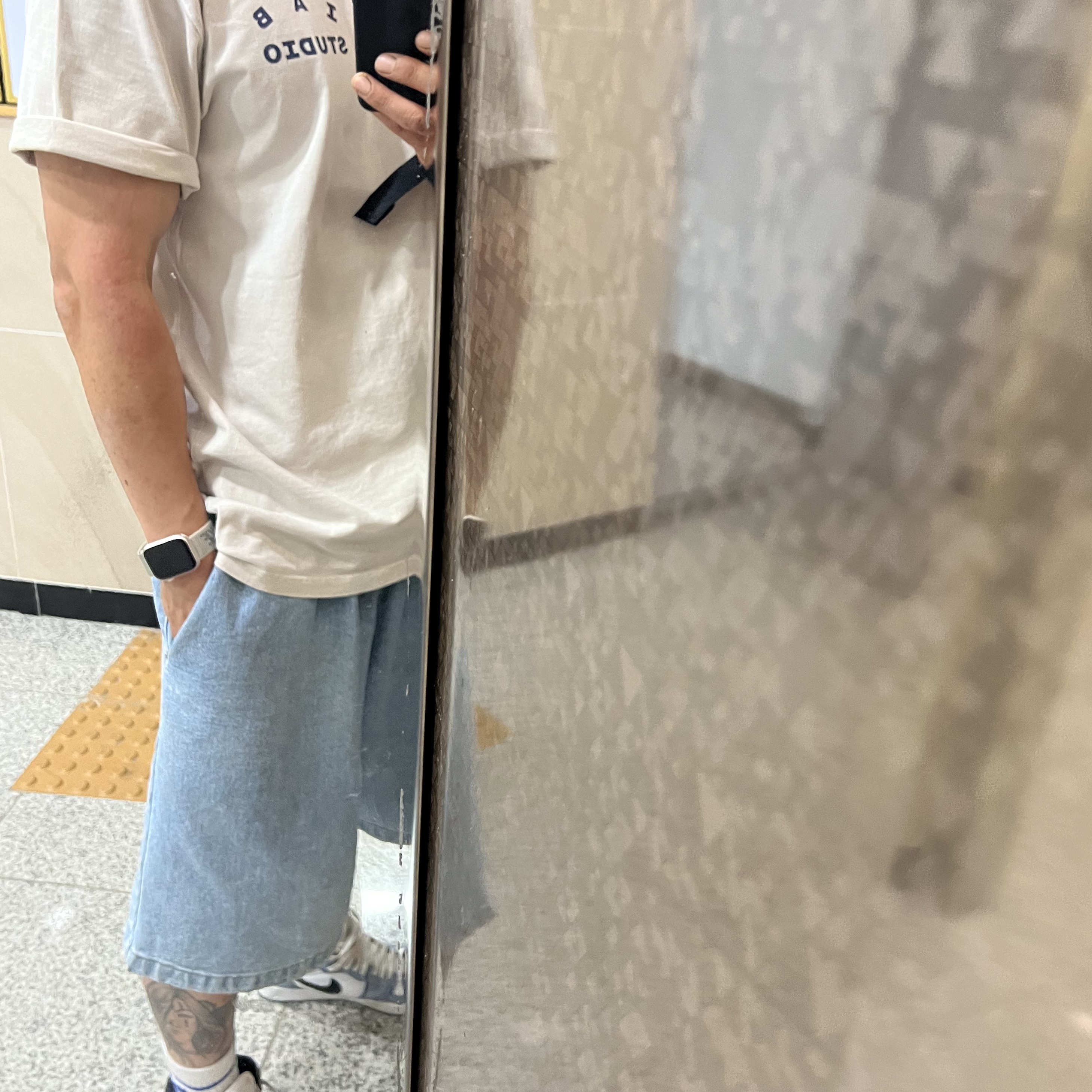 Jordan 1 Retro High OG University Blue, IAB Studio Pigment T-Shirt Oatmeal 착용 스타일
