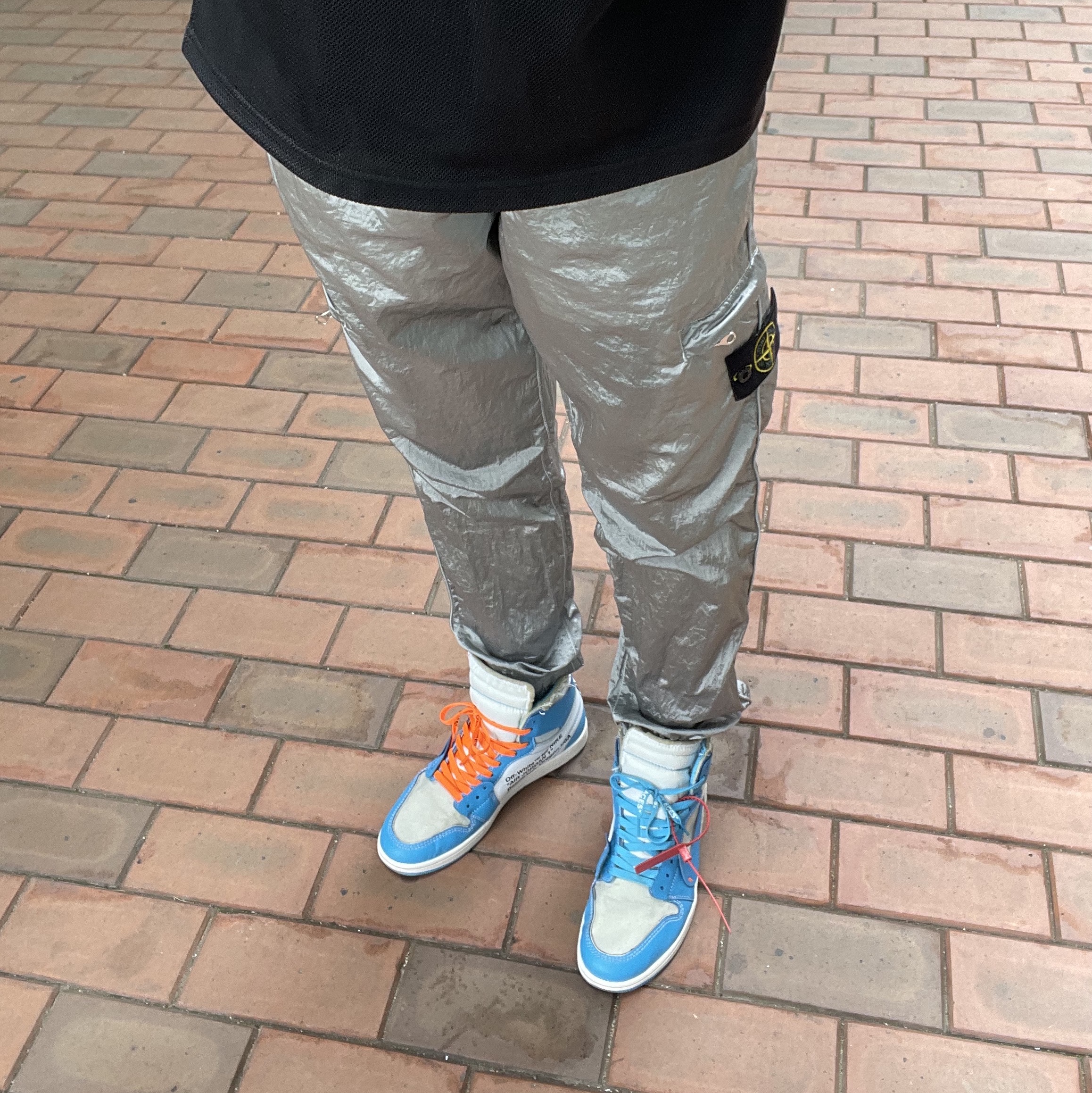 Stone Island 31021 Nylon Metal Garment Dyed Cargo Pants Ice - 22SS, Jordan 1 x Off-White Retro High University Blue 착용 스타일 - 1