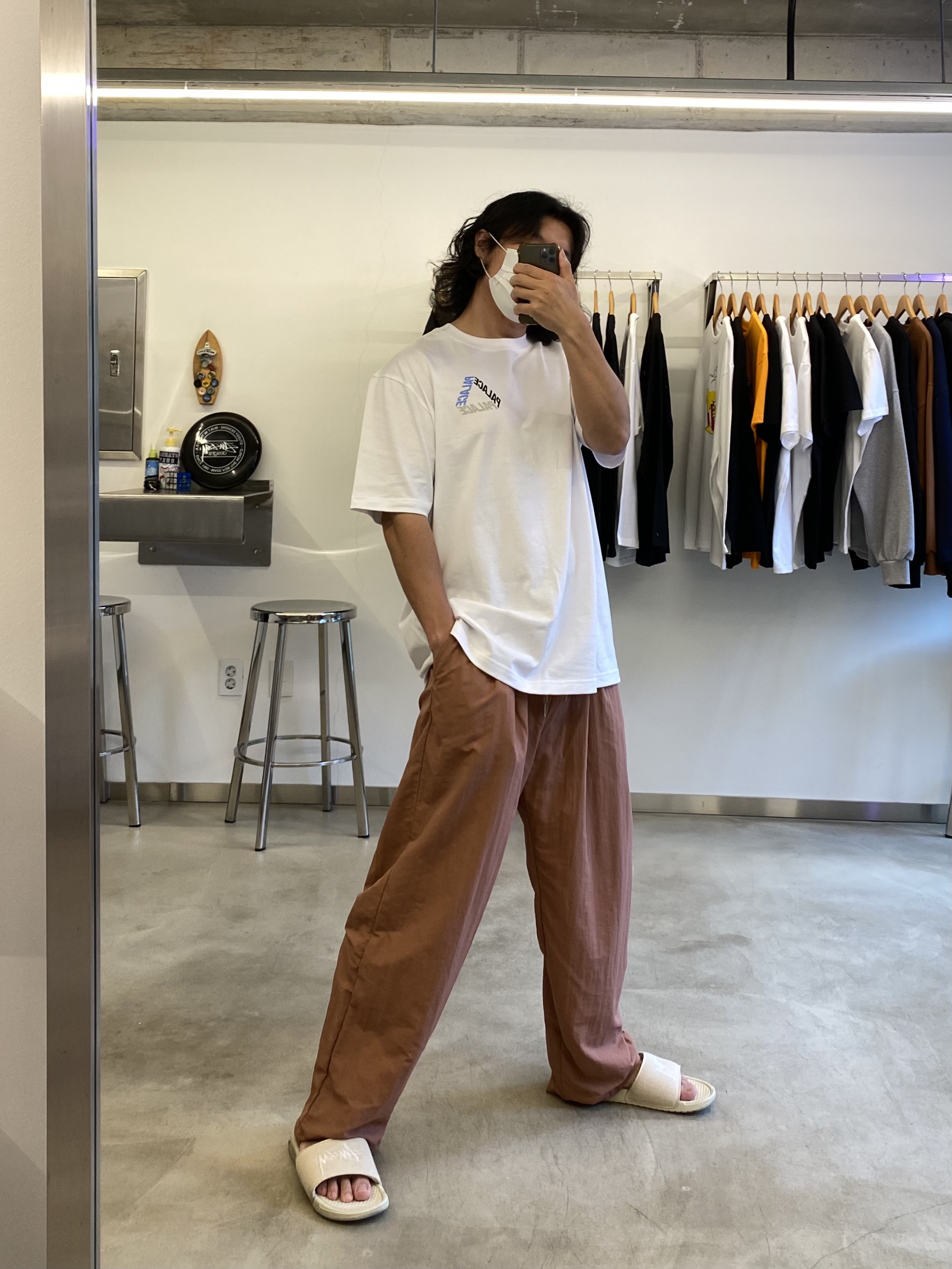 Palace P-3-K-9 T-Shirt White - 22SS, Nike x Stussy Benassi Hemp Slide Fossil Stone 착용 스타일 - 1