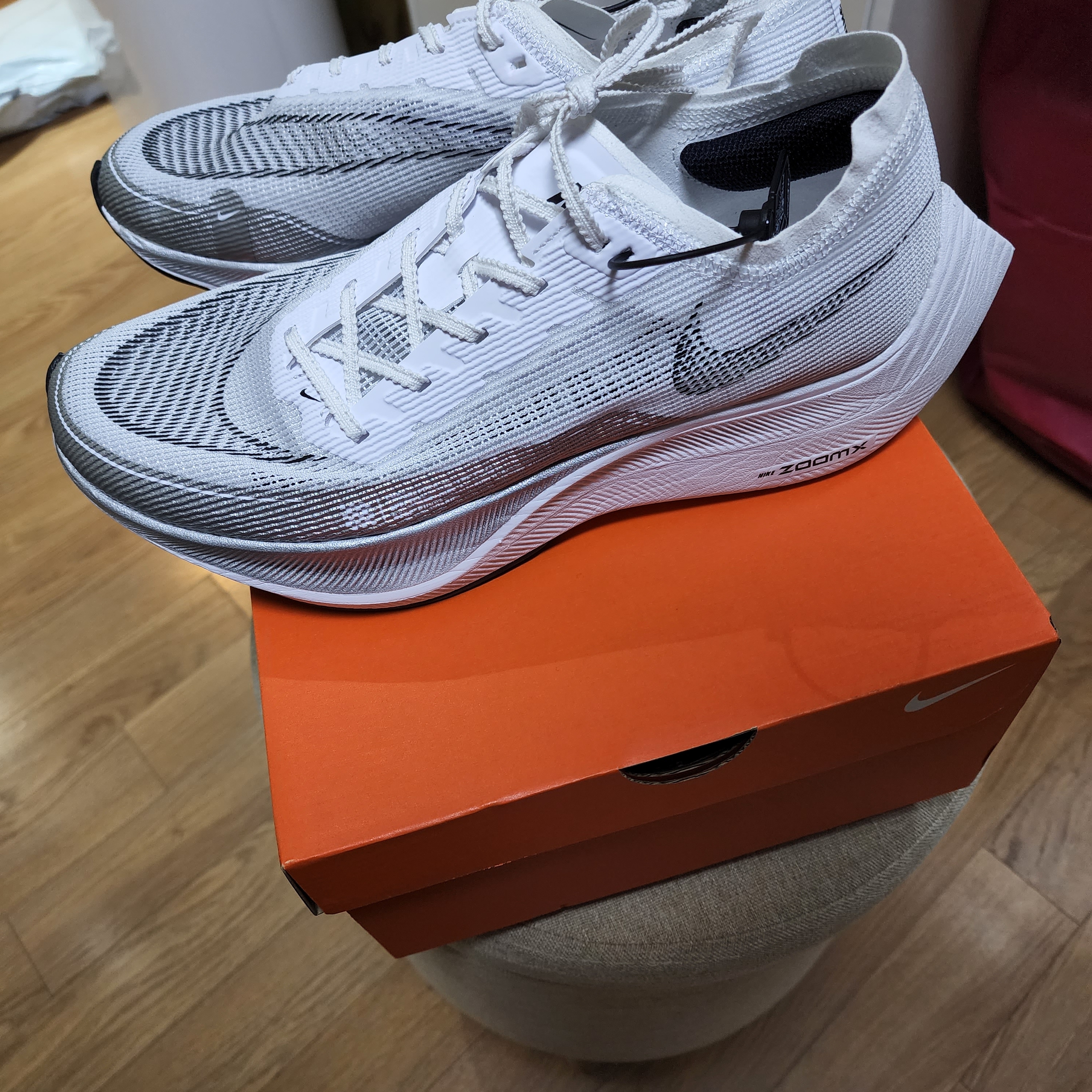 Nike ZoomX Vaporfly Next% 2 White Metallic Silver 착용 스타일 - 2