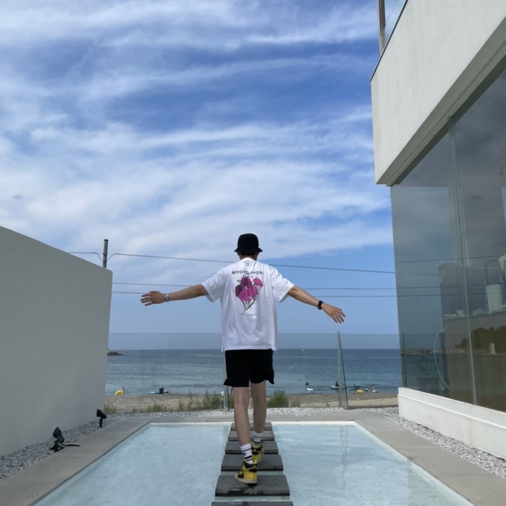 Wooyoungmi Flower Print Back Logo T-Shirt White - 21SS, Nike Futura Washed Bucket Hat Black 착용 스타일