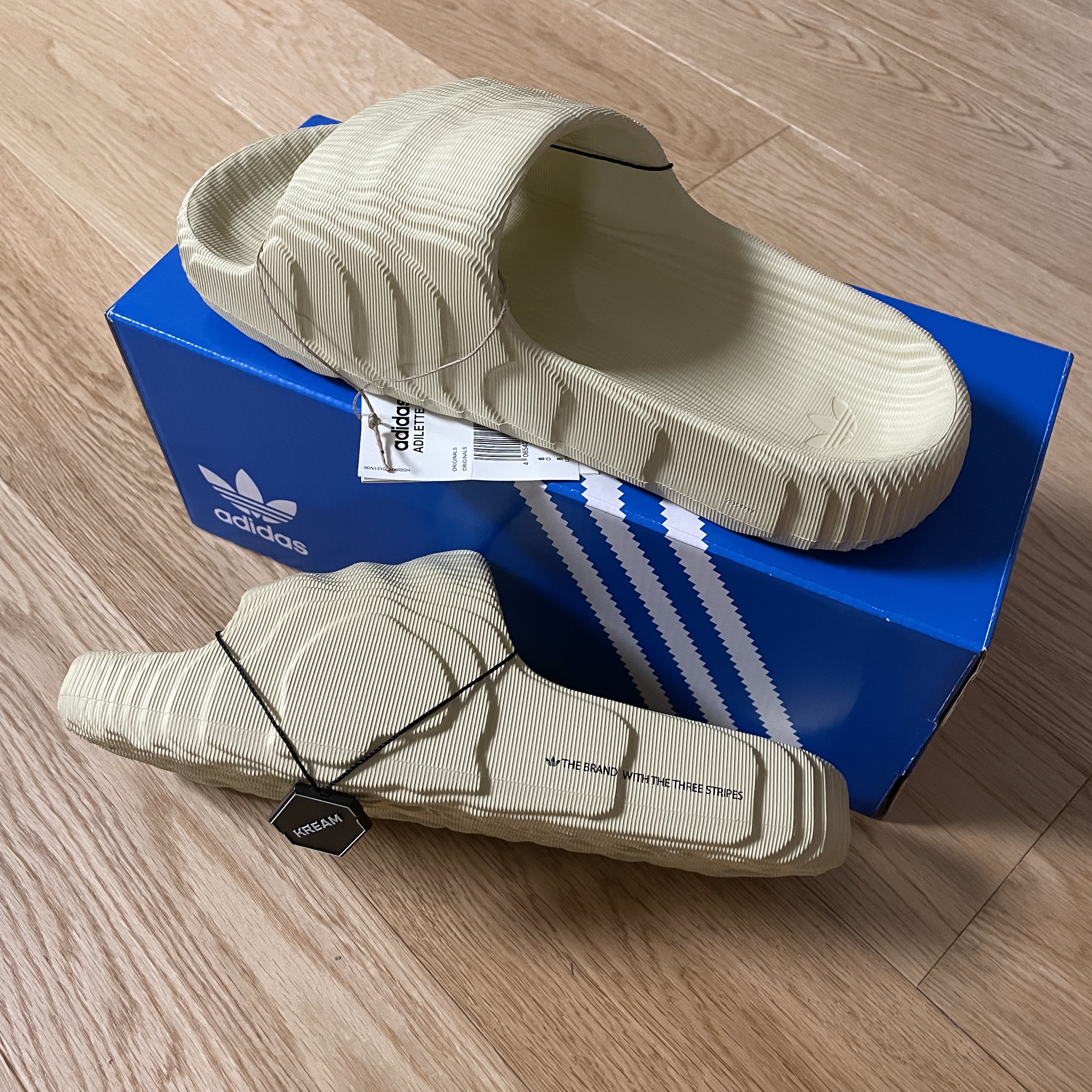 Adidas Adilette 22 Desert Sand 착용 스타일 - 2