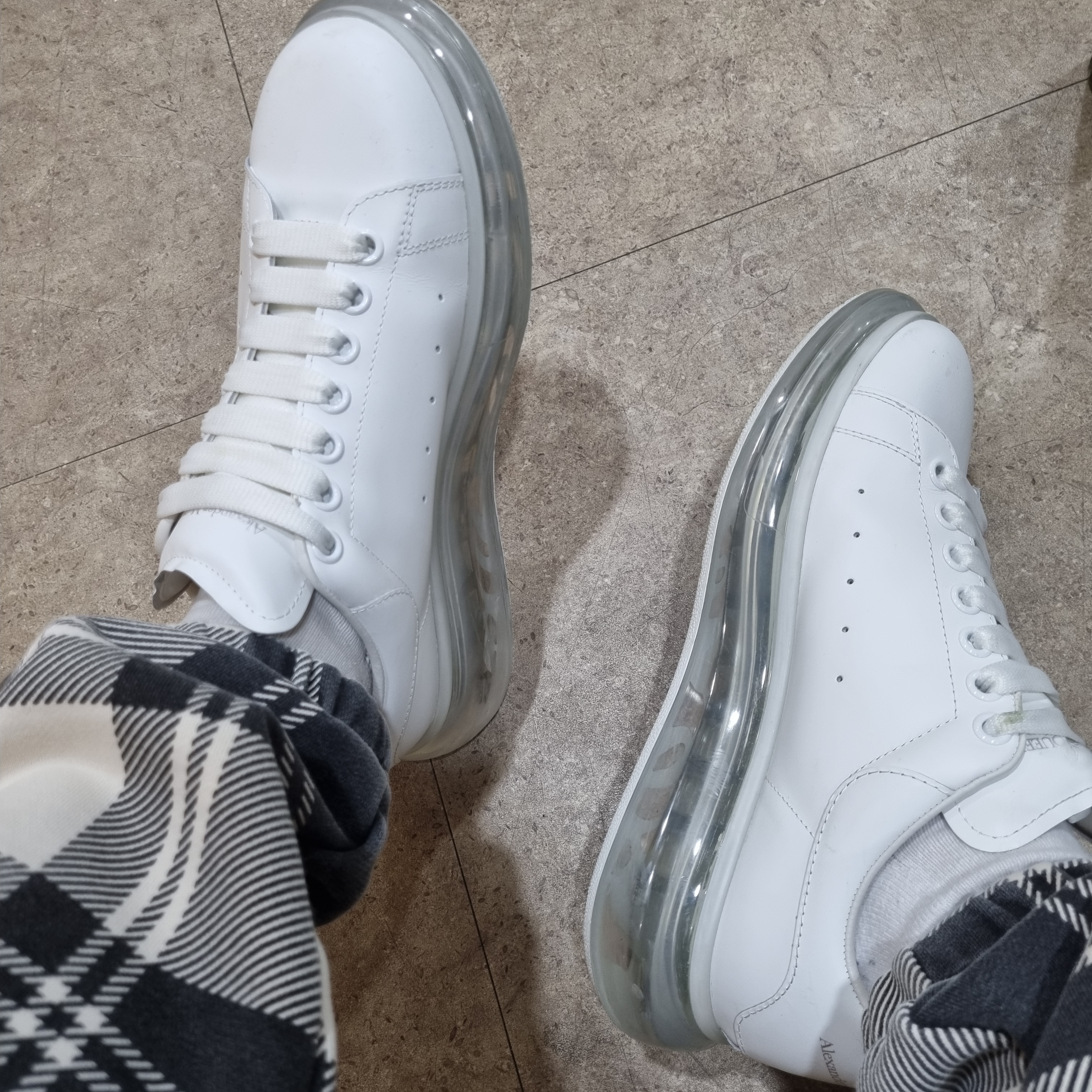 Alexander McQueen Oversized Sneakers Clear Sole White 착용 스타일 - 2