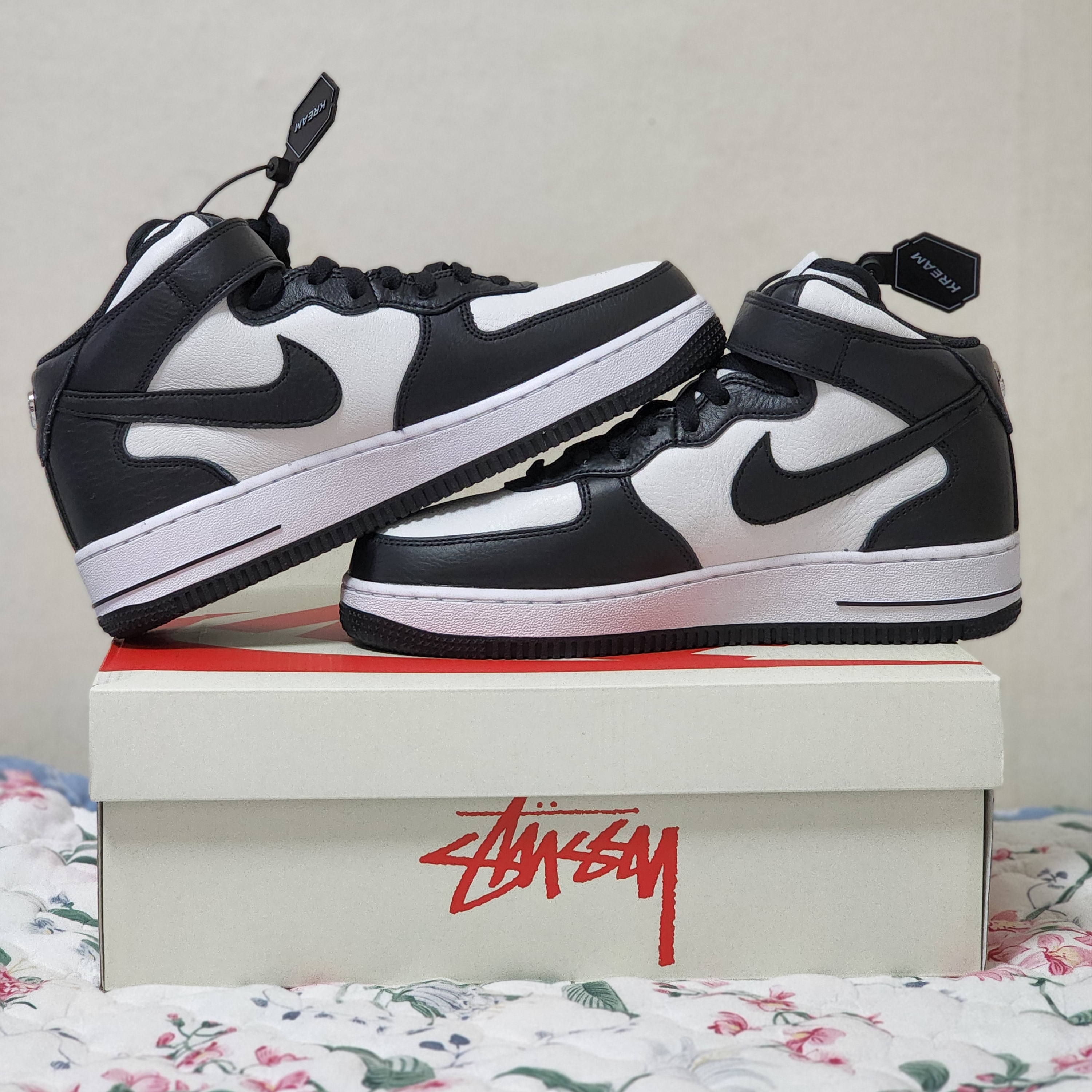 Nike x Stussy Air Force 1 '07 Mid SP Black and Light Bone 착용 스타일