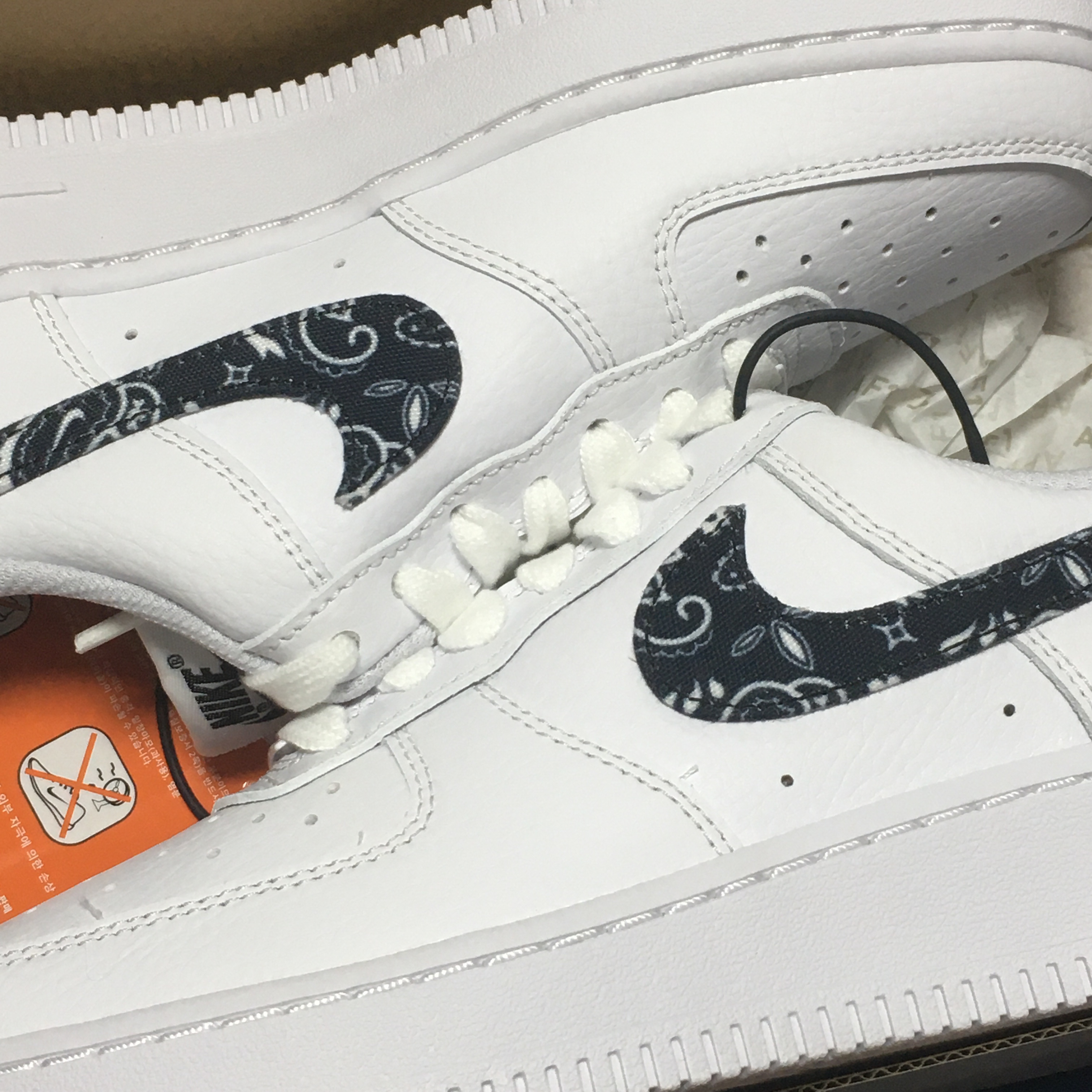 (W) Nike Air Force 1 '07 Essential Paisley Swoosh White Black 착용 스타일