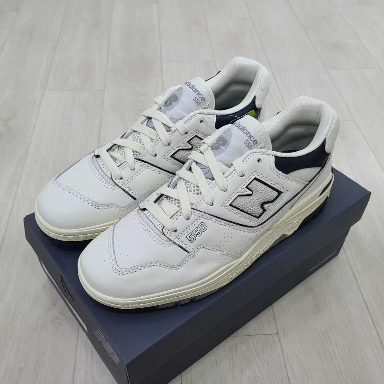 New Balance 550 White Grey - D Standard 착용 스타일 - 2