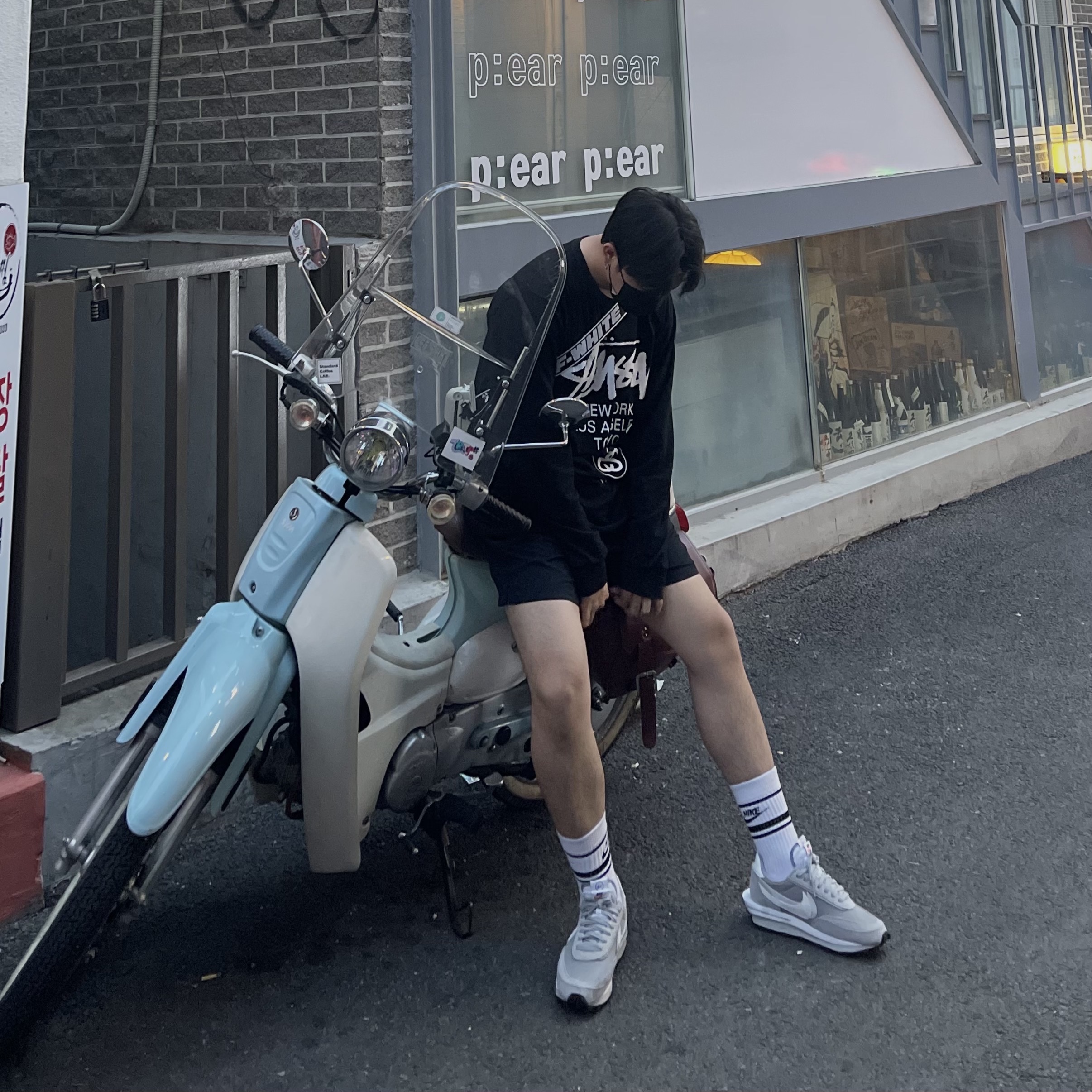 Nike x Sacai x Fragment LDWaffle Light Smoke Grey, Stussy Stock Water Shorts Black 착용 스타일