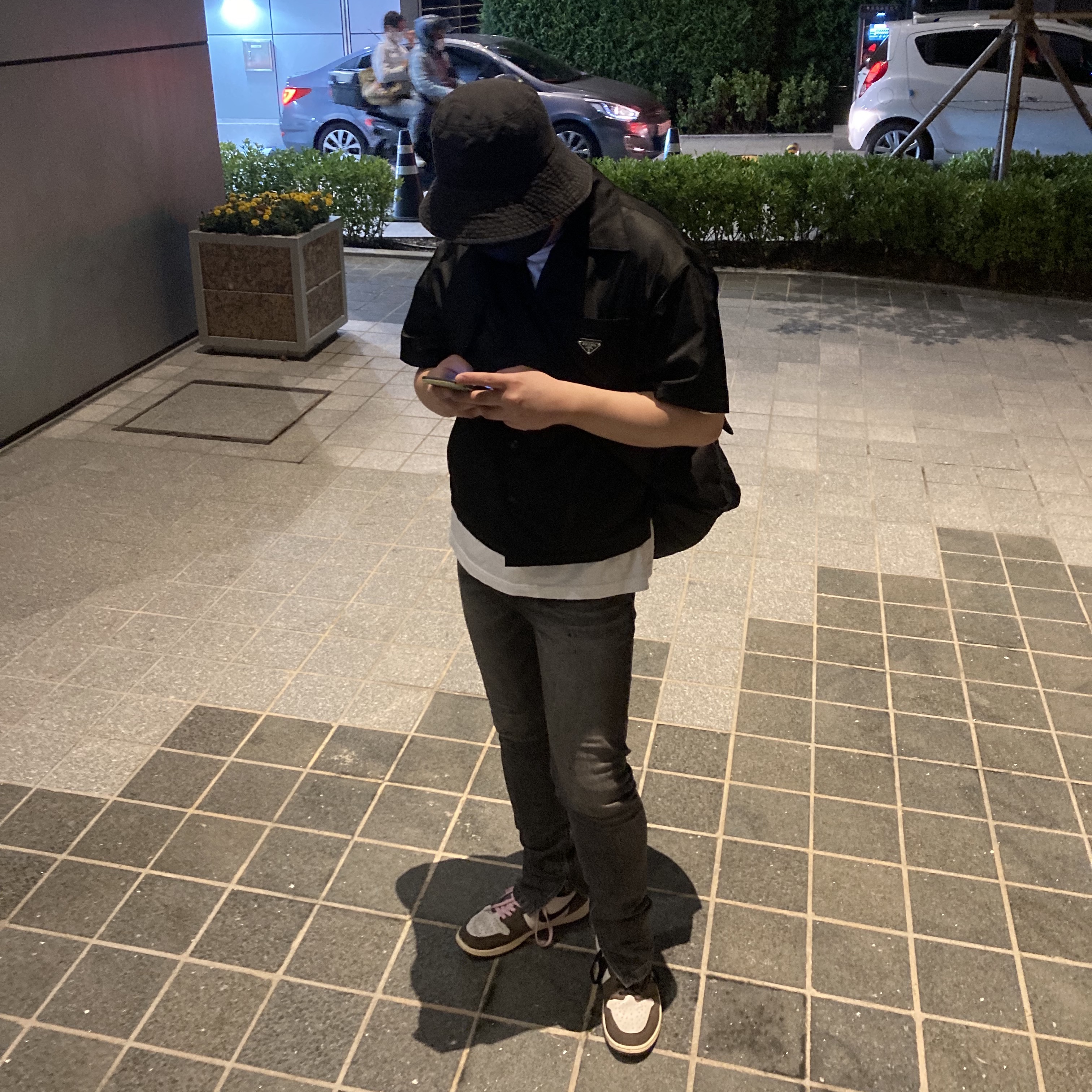 Jordan 1 x Travis Scott Retro High OG SP Mocha, Prada Re-Nylon S/S Shirt Black 착용 스타일