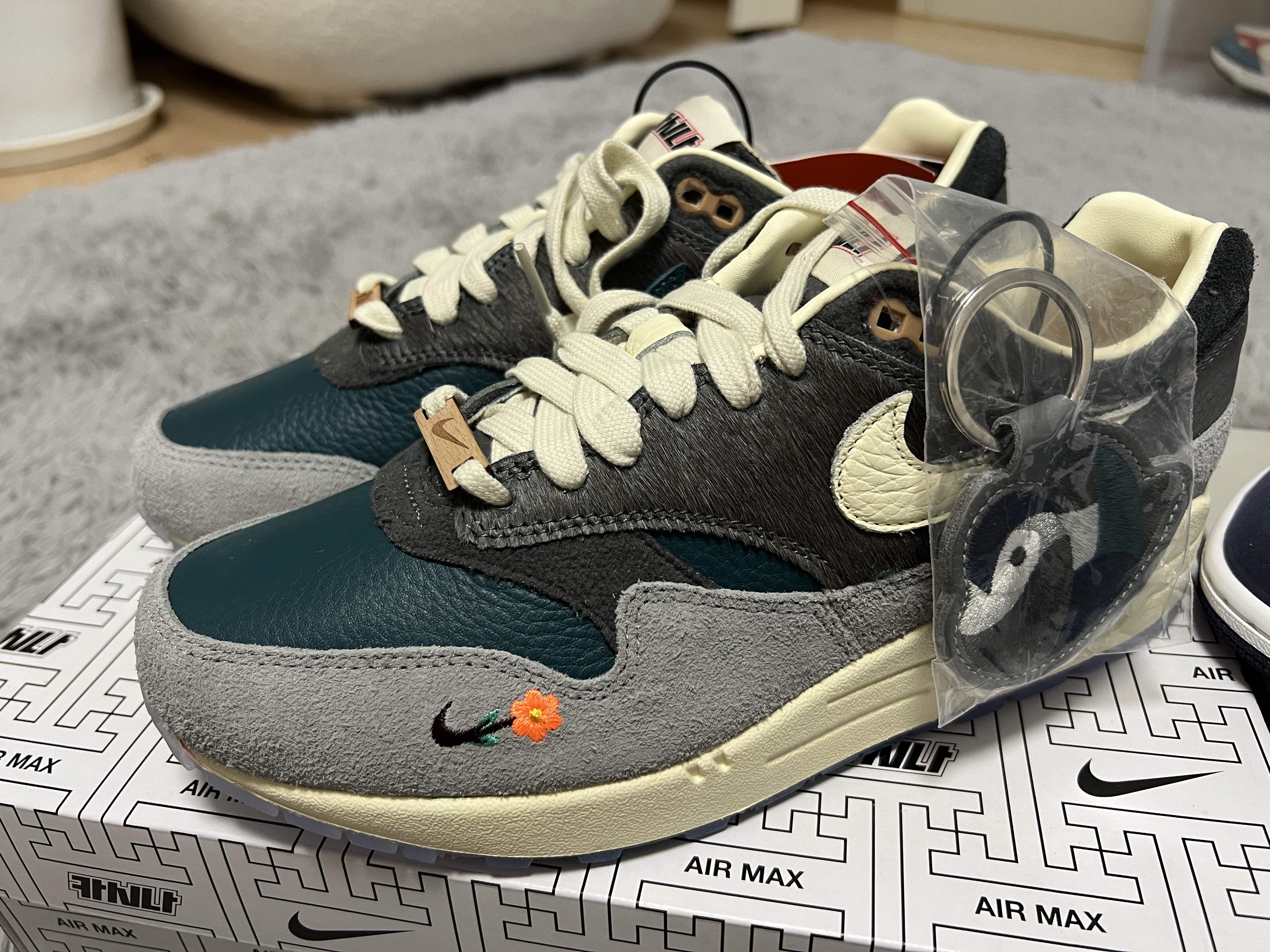 Jordan 1 Retro High OG CO.JP Midnight Navy, Nike x Kasina Air Max 1 SP Won-Ang Particle Grey 착용 스타일 - 3