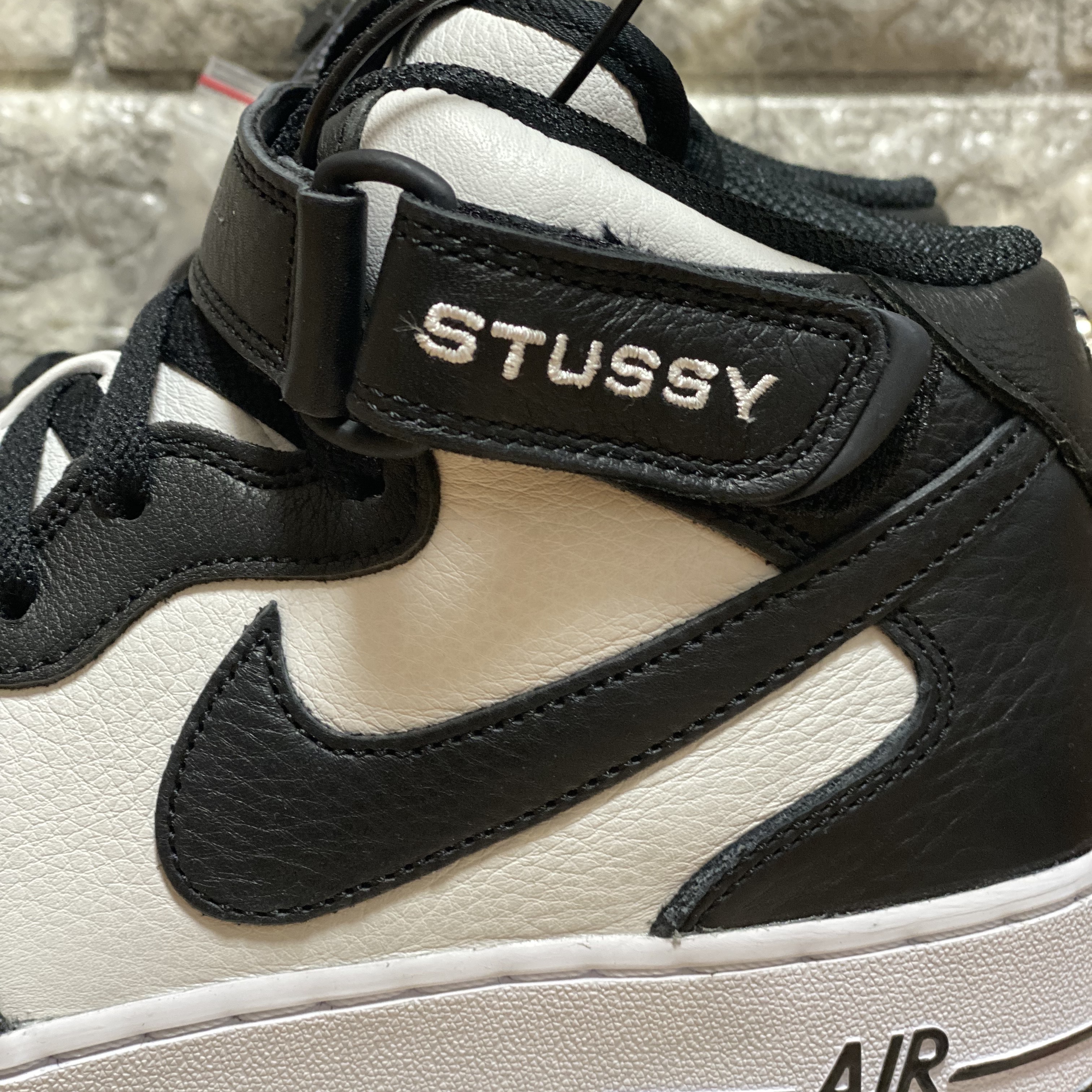 Nike x Stussy Air Force 1 '07 Mid SP Black and Light Bone 착용 스타일 - 1