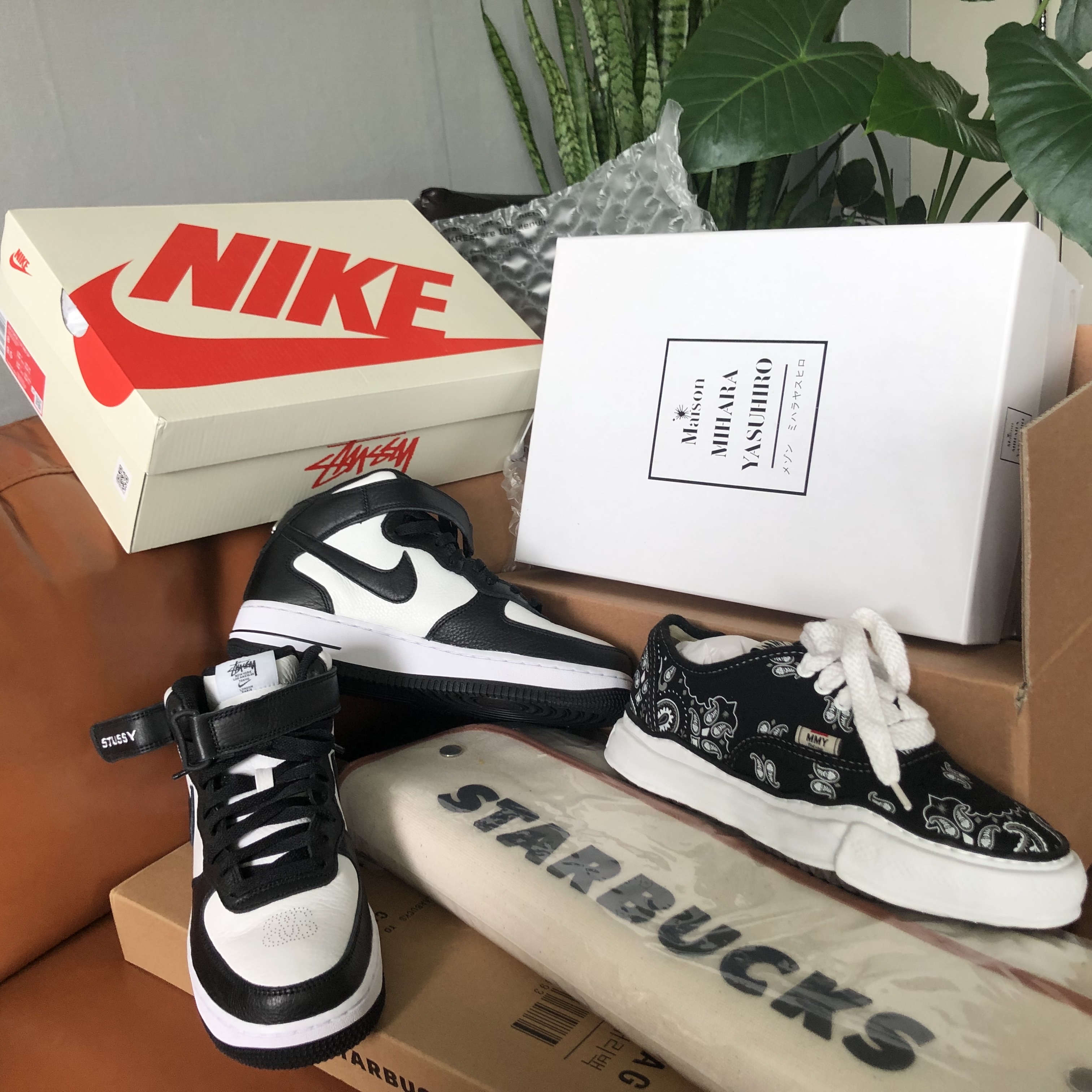 Nike x Stussy Air Force 1 '07 Mid SP Black and Light Bone, Maison Mihara Yasuhiro Baker OG Sole Bandana Low-top Sneakers Black 착용 스타일