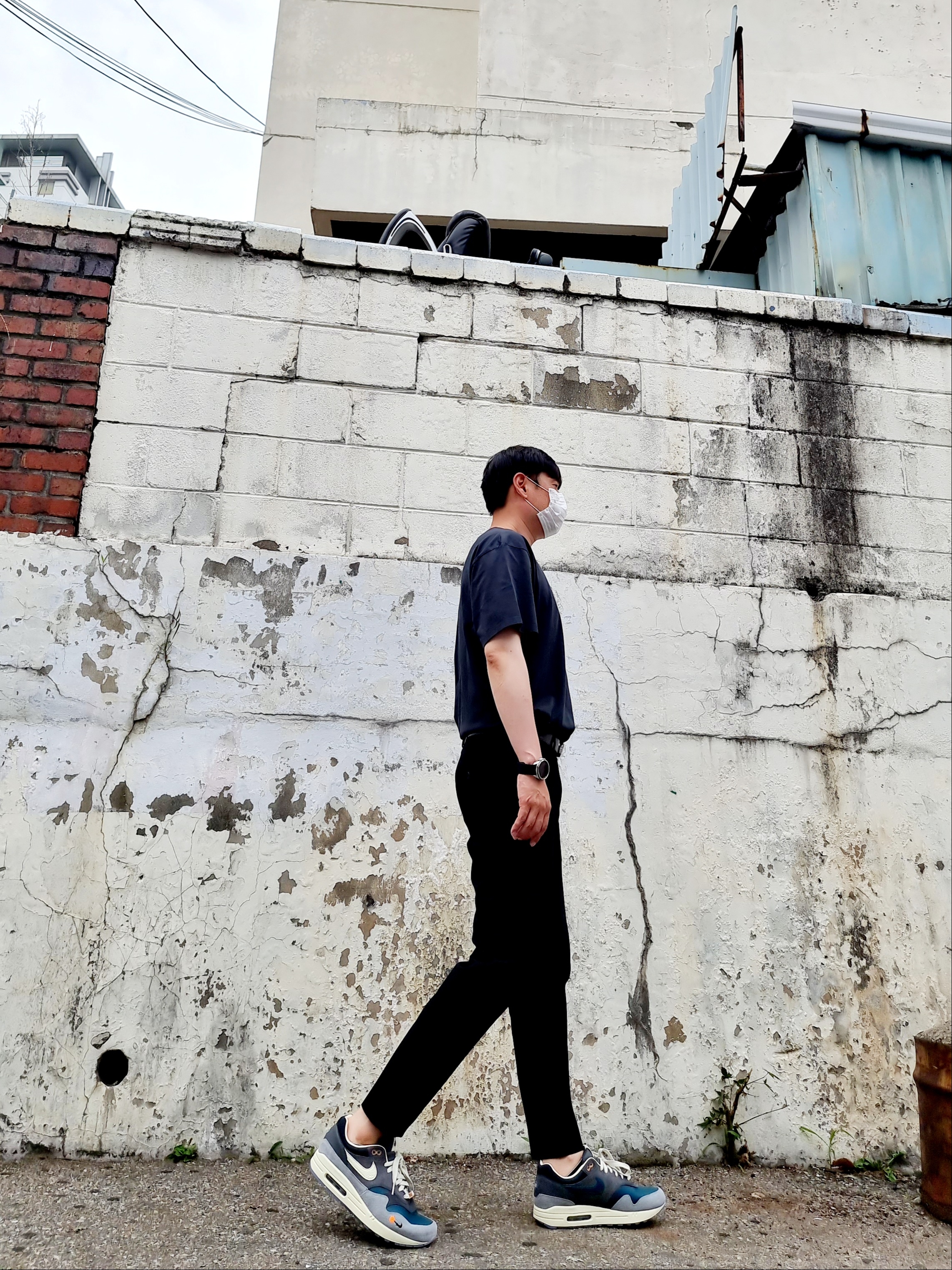 Maison Kitsune Double Fox Head Patch Classic T-Shirt Anthracite, Nike x Kasina Air Max 1 SP Won-Ang Particle Grey 착용 스타일 - 2