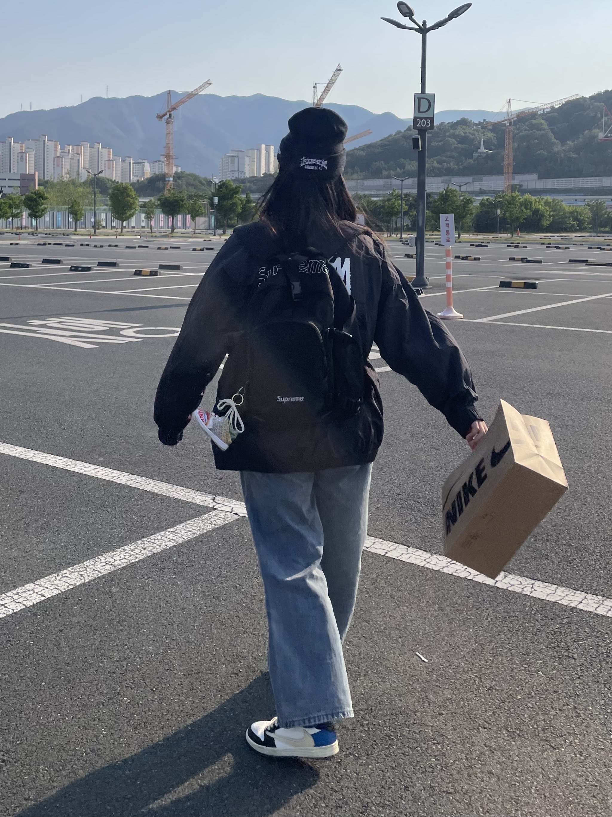Nike x Stussy Windrunner Jacket Off Noir, Jordan 1 x Travis Scott x Fragment Retro Low OG SP Military Blue 착용 스타일 - 3