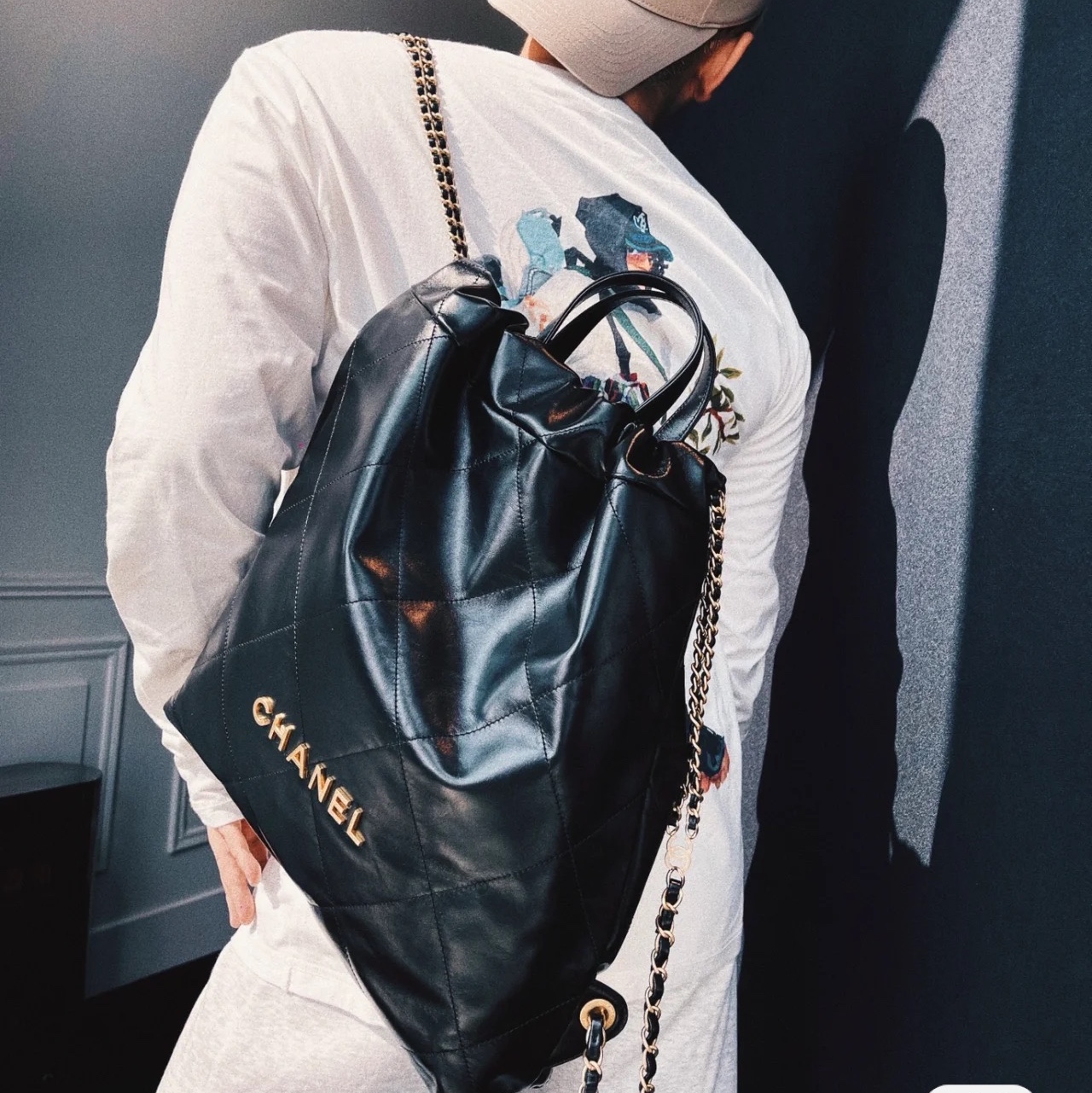 Chanel 22 Backpack Shiny Calfskin & Gold Lacquered Black 착용 스타일 - 1