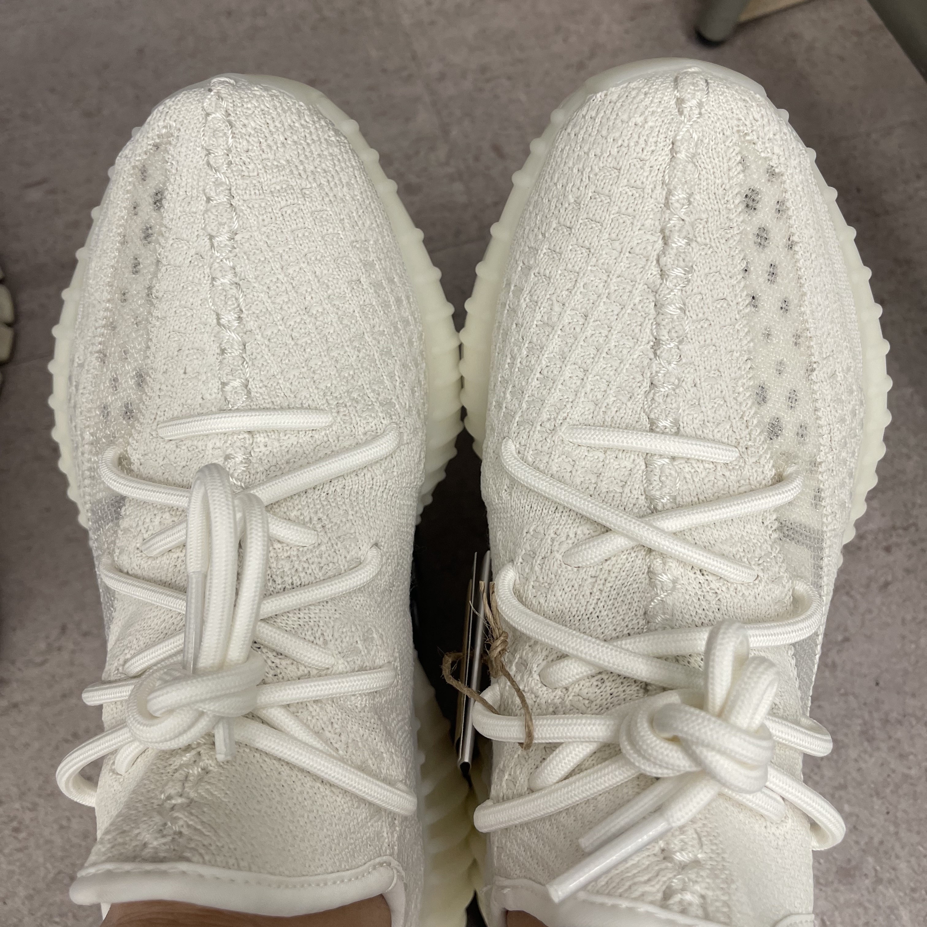 Adidas Yeezy Boost 350 V2 Bone 착용 스타일