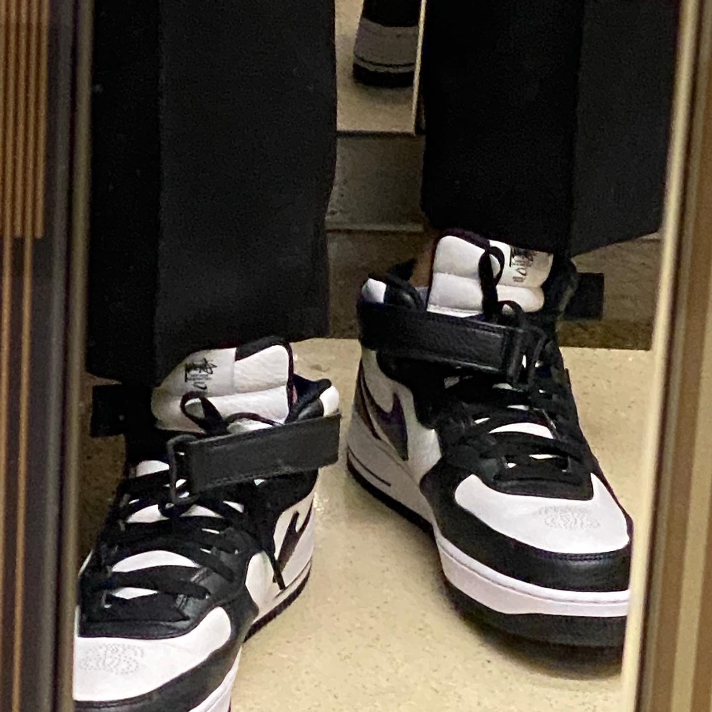 Nike x Stussy Air Force 1 '07 Mid SP Black and Light Bone 착용 스타일 - 2