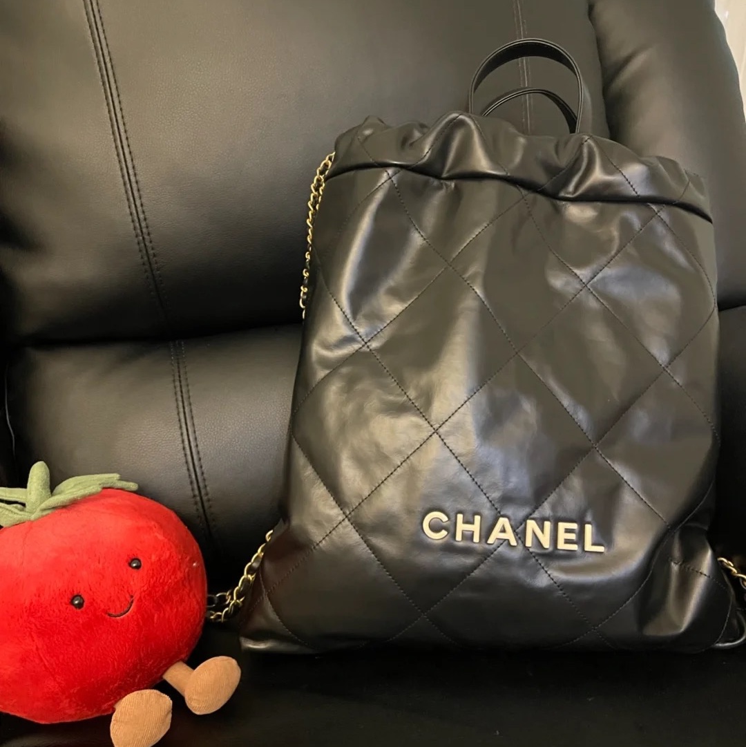 Chanel 22 Backpack Shiny Calfskin & Gold Lacquered Black 착용 스타일 - 2