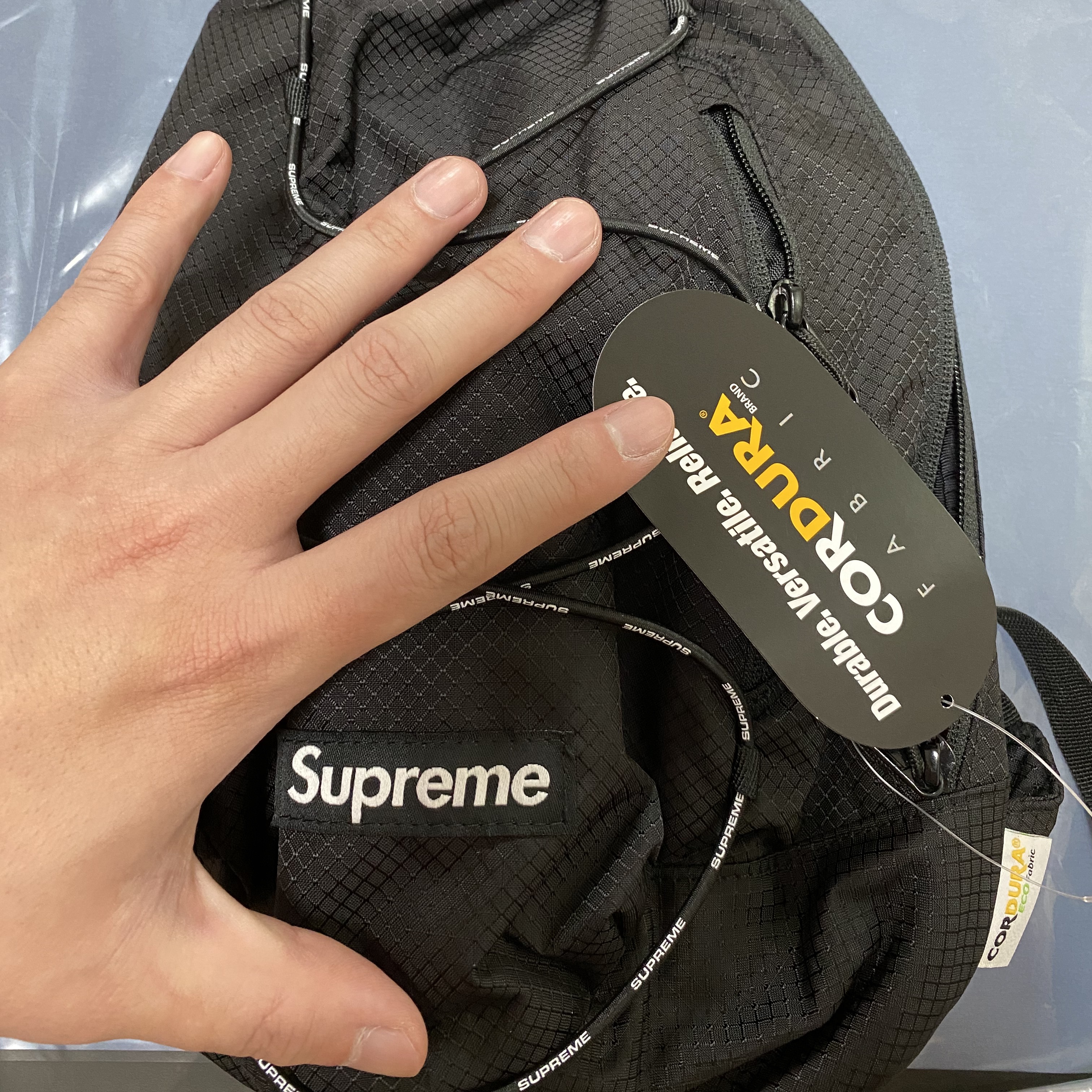 Supreme Sling Bag Black - 22SS 착용 스타일
