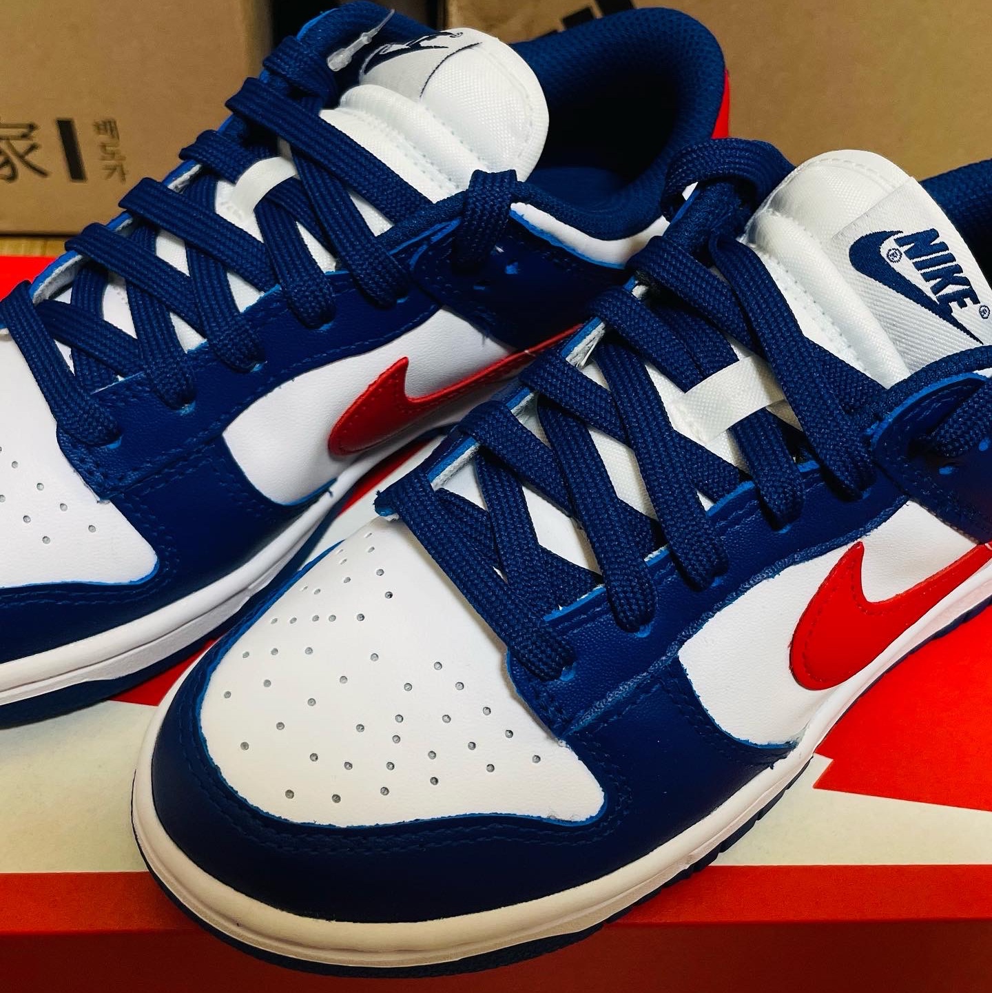 (W) Nike Dunk Low White and University Red 착용 스타일 - 4