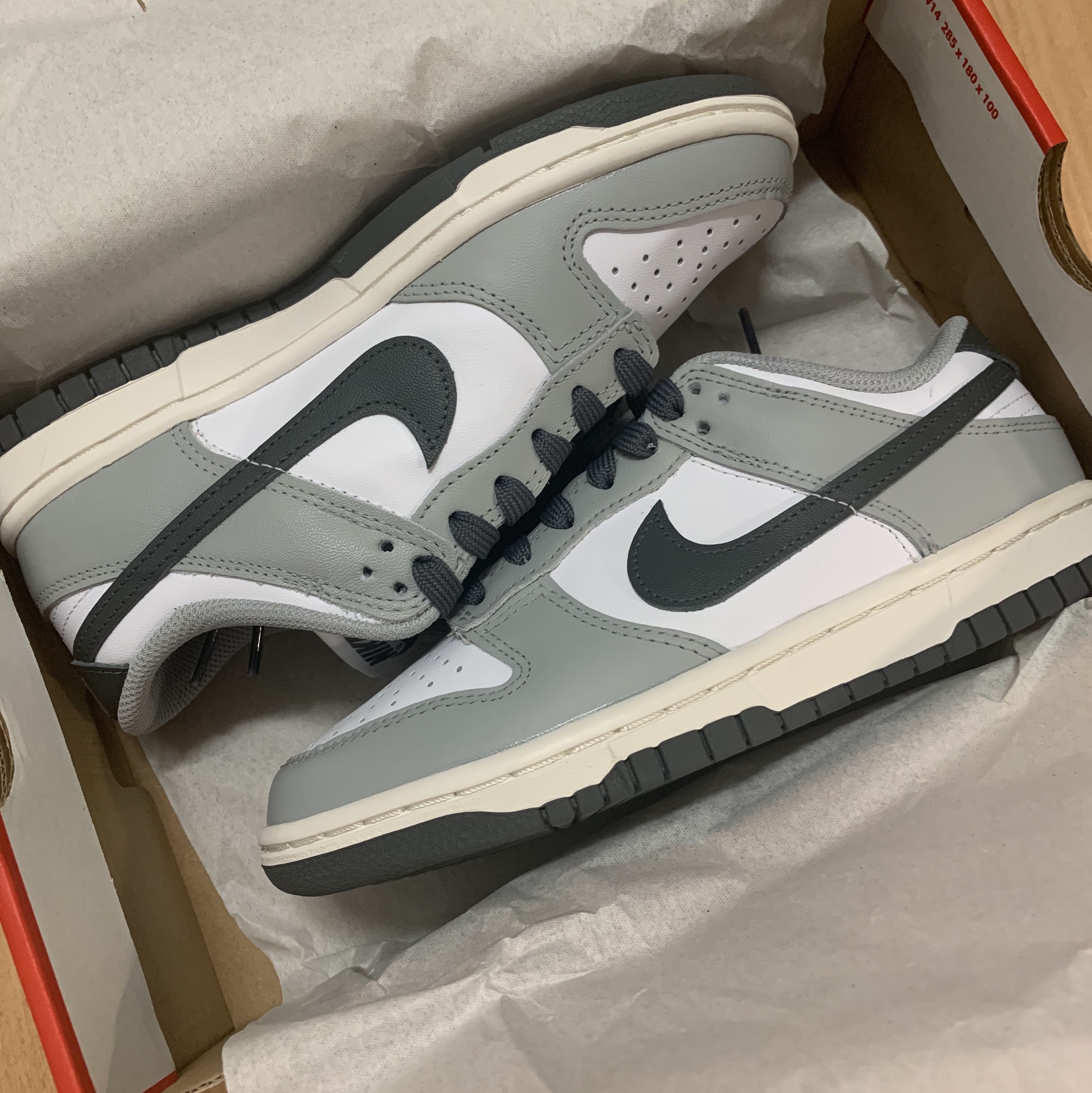 (W) Nike Dunk Low Light Smoke Grey 착용 스타일 - 1