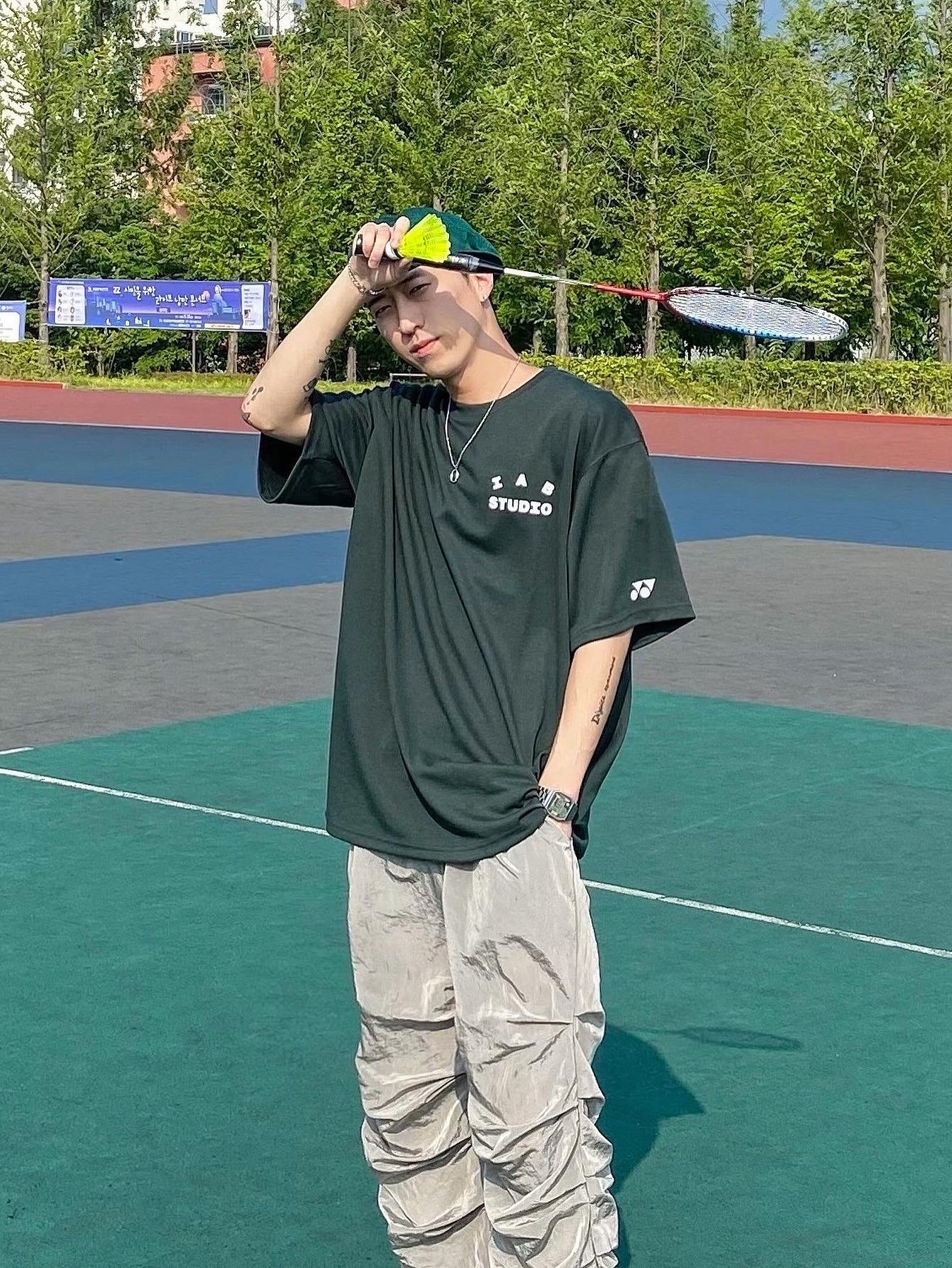 IAB Studio x Yonex T-Shirt Green, Jordan 1 Retro High OG University Blue 착용 스타일 - 2