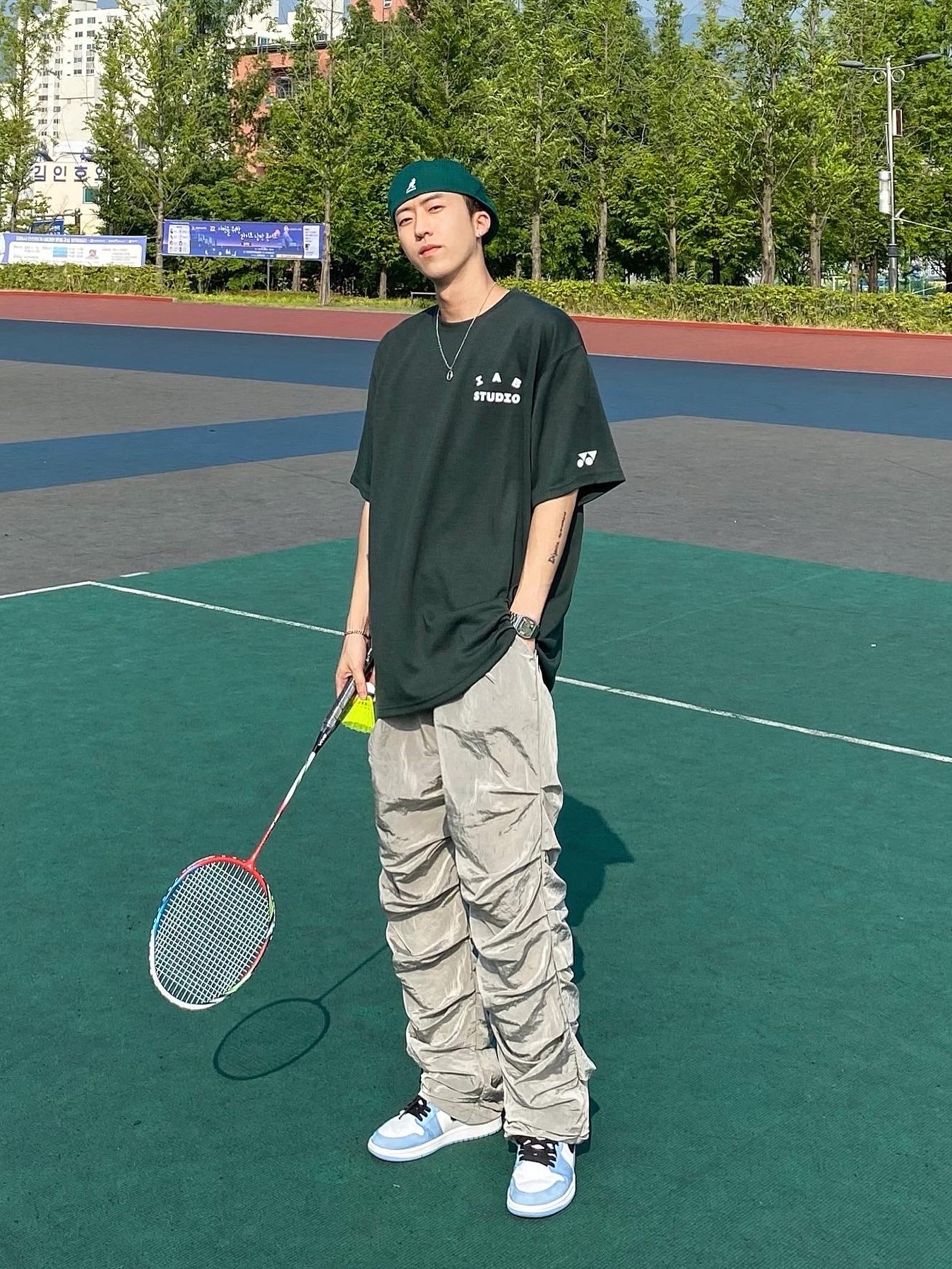 IAB Studio x Yonex T-Shirt Green, Jordan 1 Retro High OG University Blue 착용 스타일 - 1