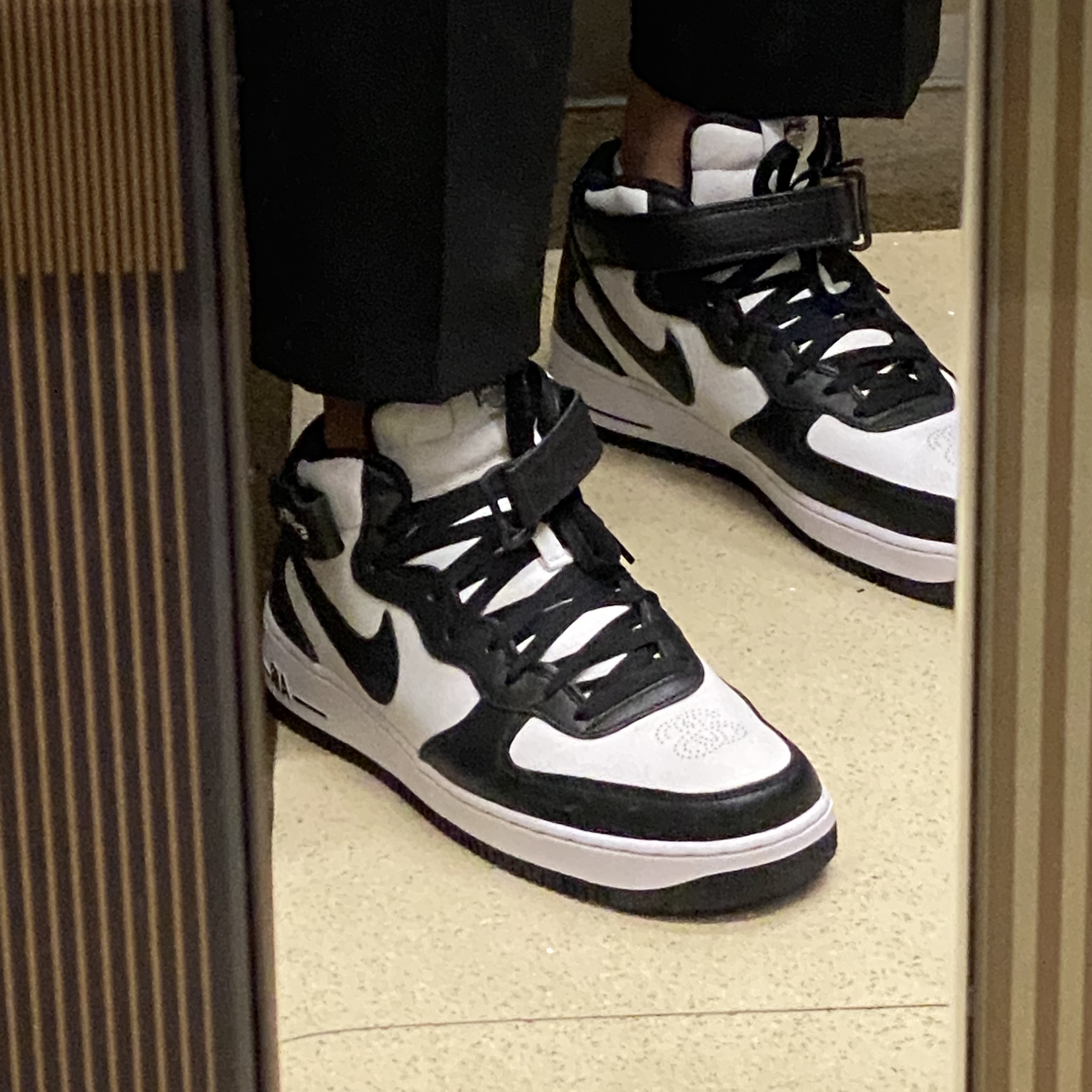 Nike x Stussy Air Force 1 '07 Mid SP Black and Light Bone 착용 스타일 - 4
