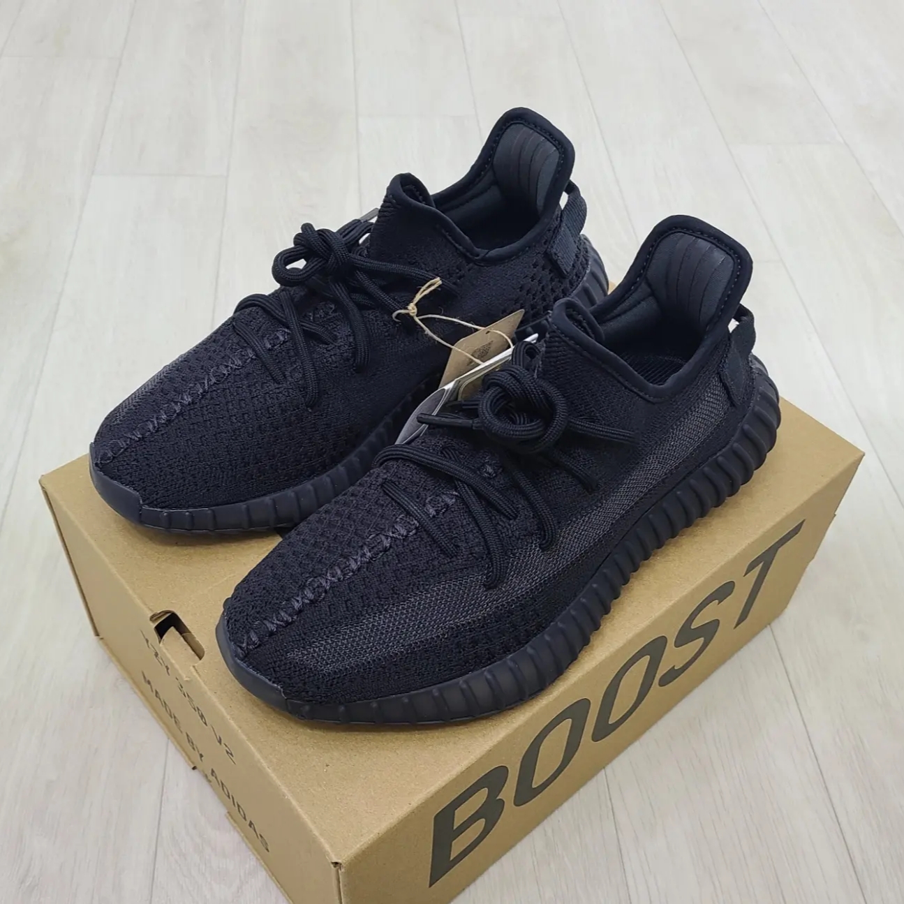 Adidas Yeezy Boost 350 V2 Onyx 착용 스타일 - 2