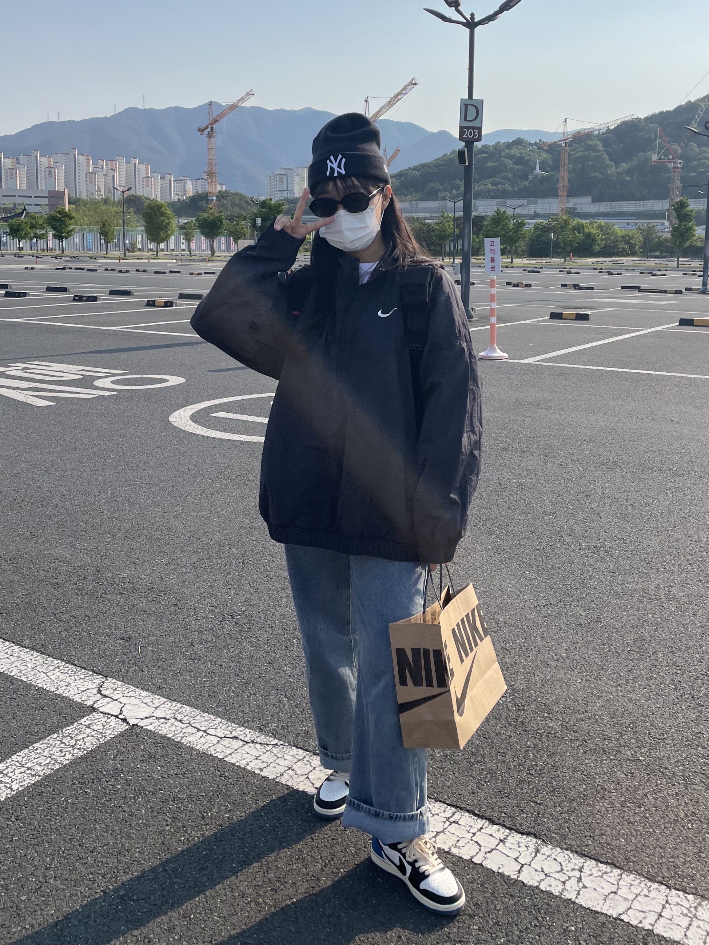 Nike x Stussy Windrunner Jacket Off Noir, Jordan 1 x Travis Scott x Fragment Retro Low OG SP Military Blue 착용 스타일 - 2