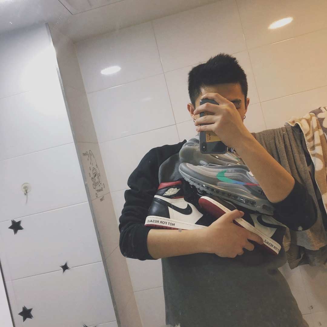 Nike x Off-White Air Max 97 Menta, Jordan 1 Retro High Not for Resale Varsity Red 착용 스타일