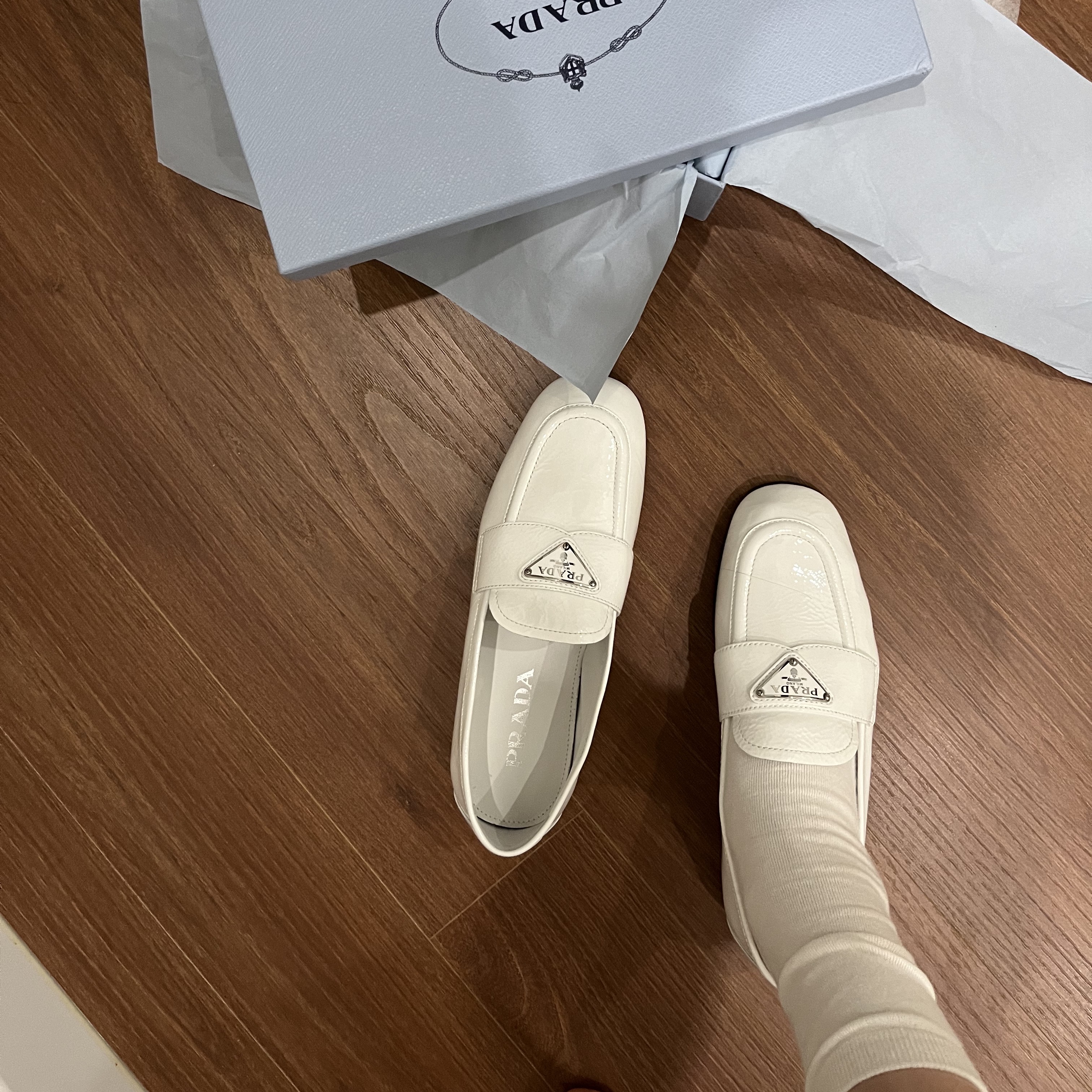(W) Prada Naplak Patent Leather Loafers Black 착용 스타일