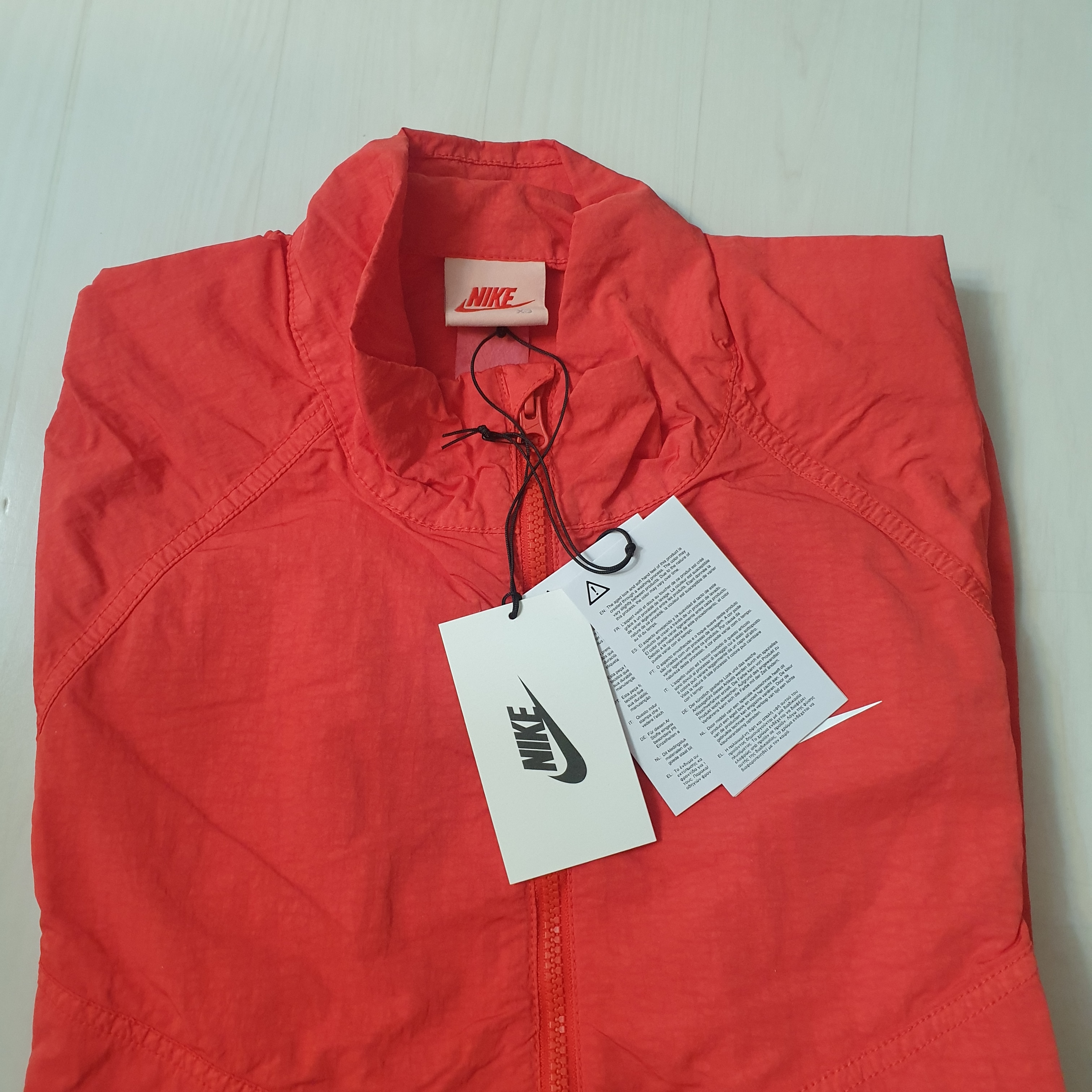 Nike x Stussy Windrunner Jacket Habanero Red 착용 스타일 - 2