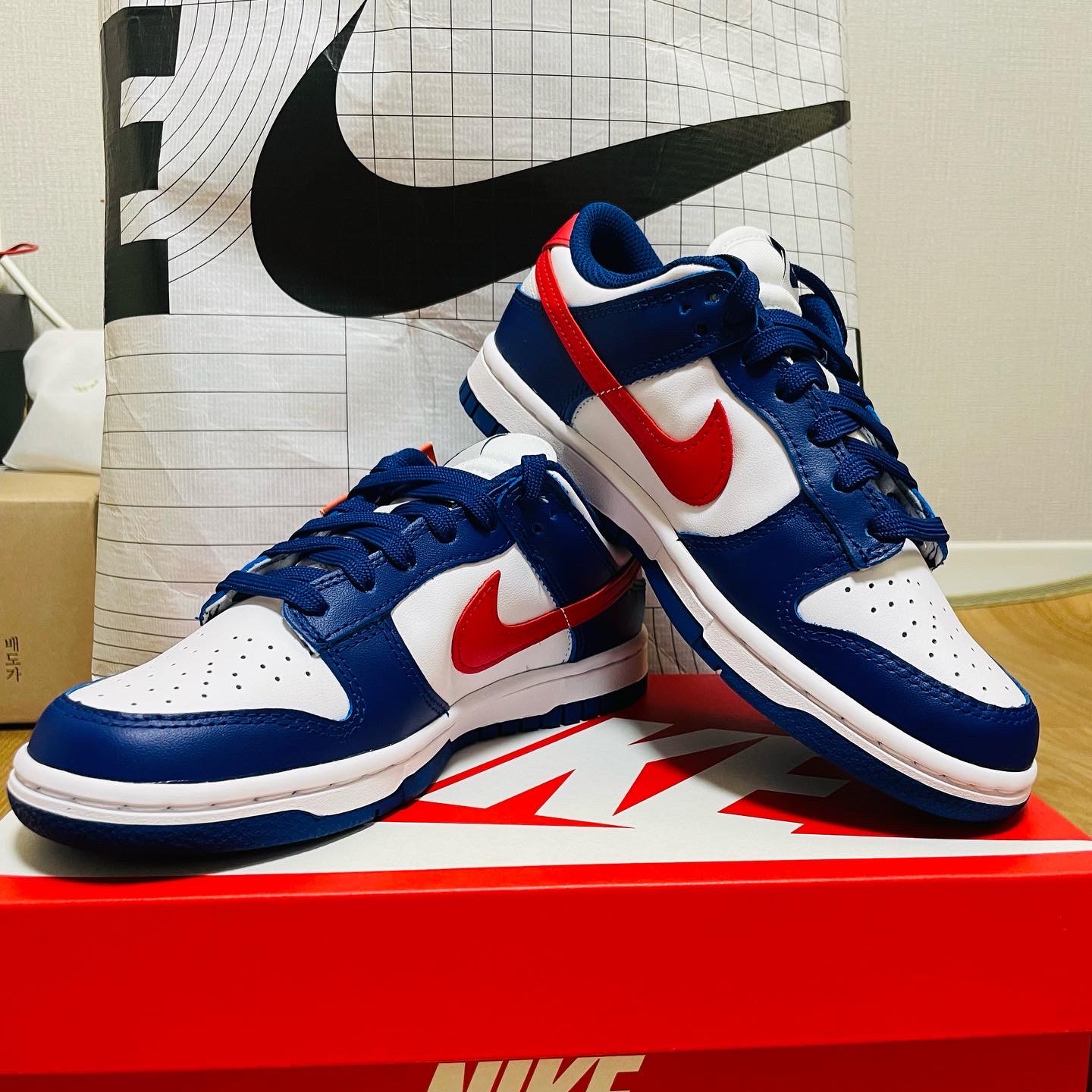 (W) Nike Dunk Low White and University Red 착용 스타일 - 1