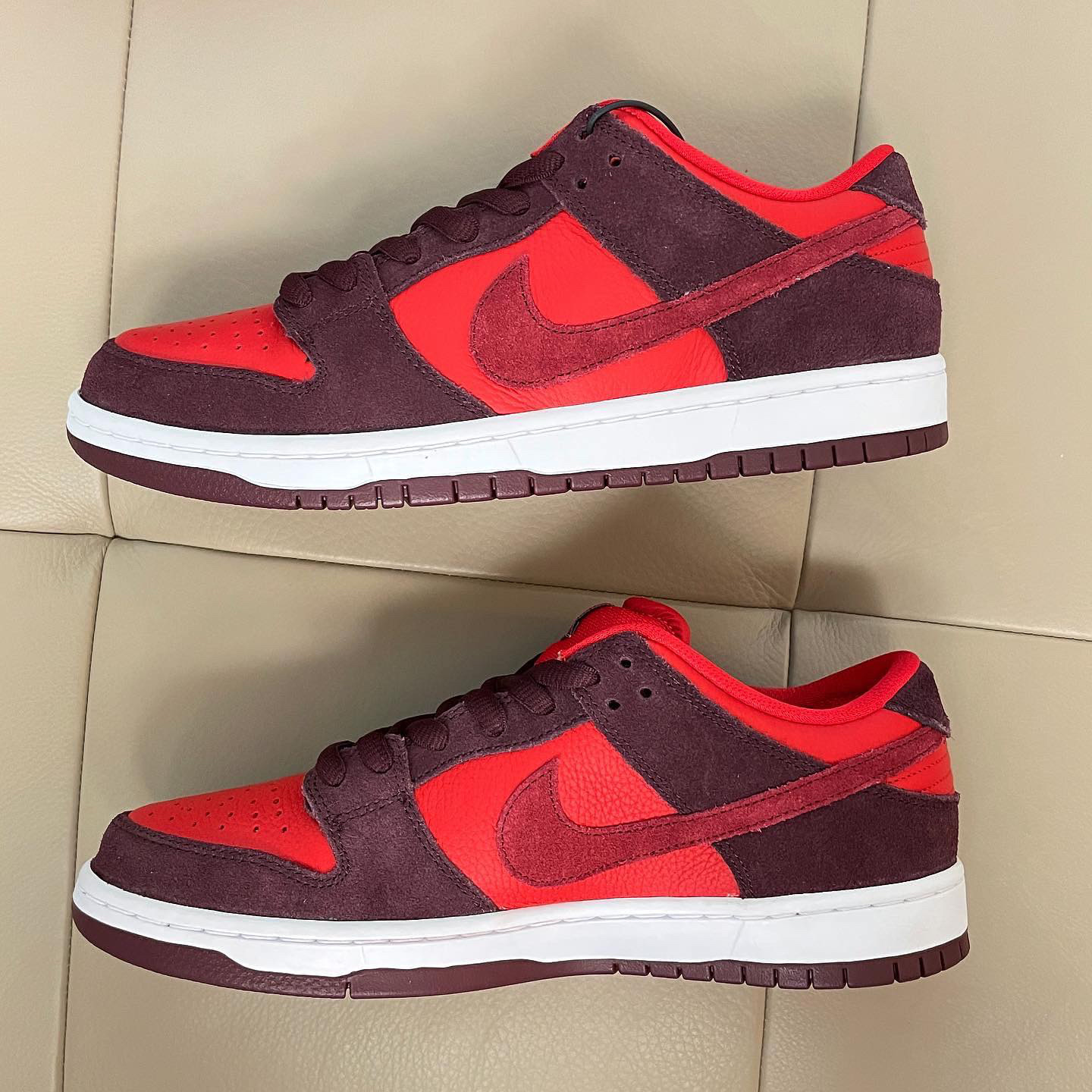 Nike SB Dunk Low Pro Cherry 착용 스타일 - 2