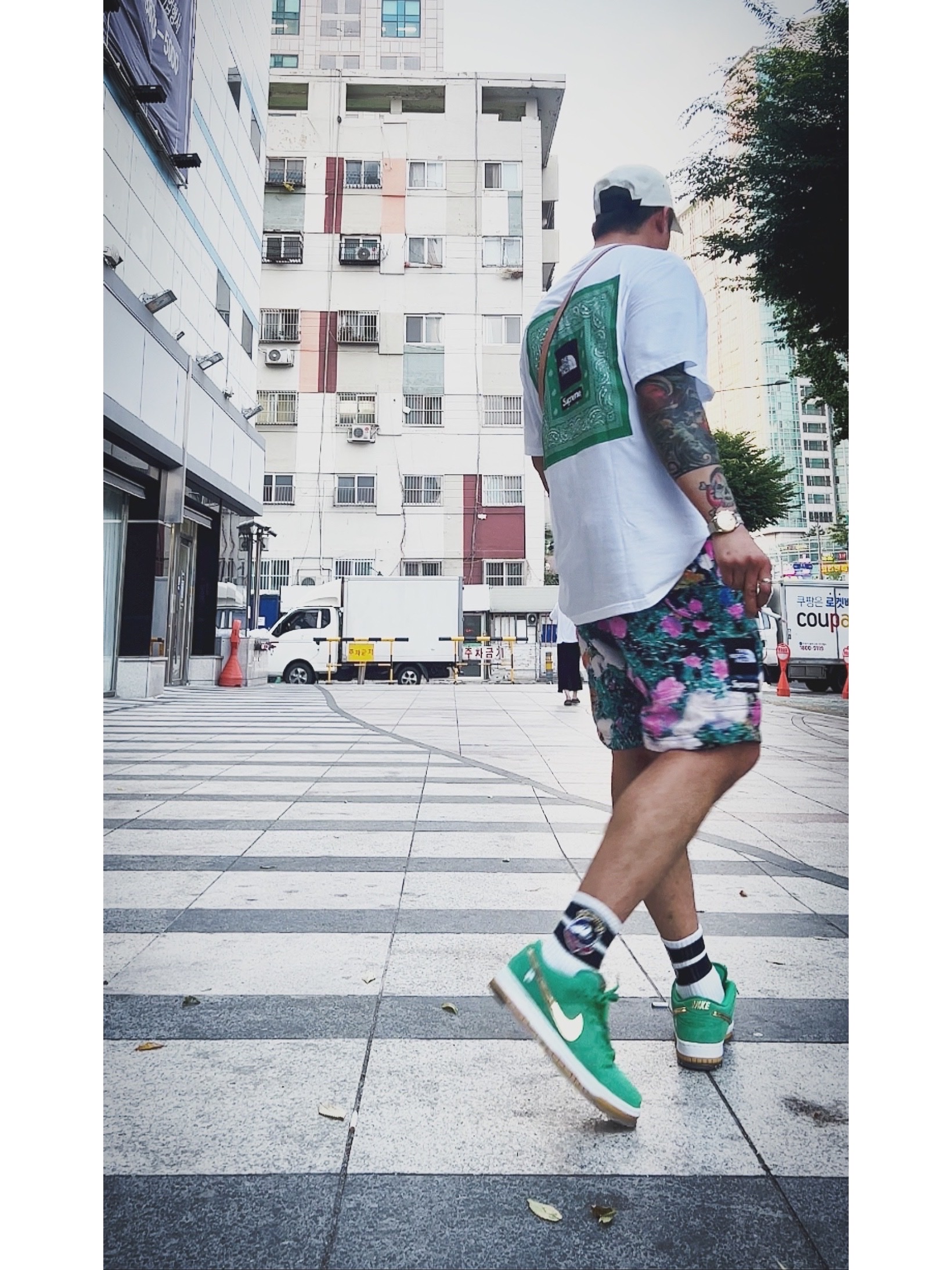 Supreme x Stone Island Reactive Ice Camo Ripstop Camp Cap Tan - 22SS, Supreme x The North Face Bandana T-Shirt White - 22SS 착용 스타일 - 2