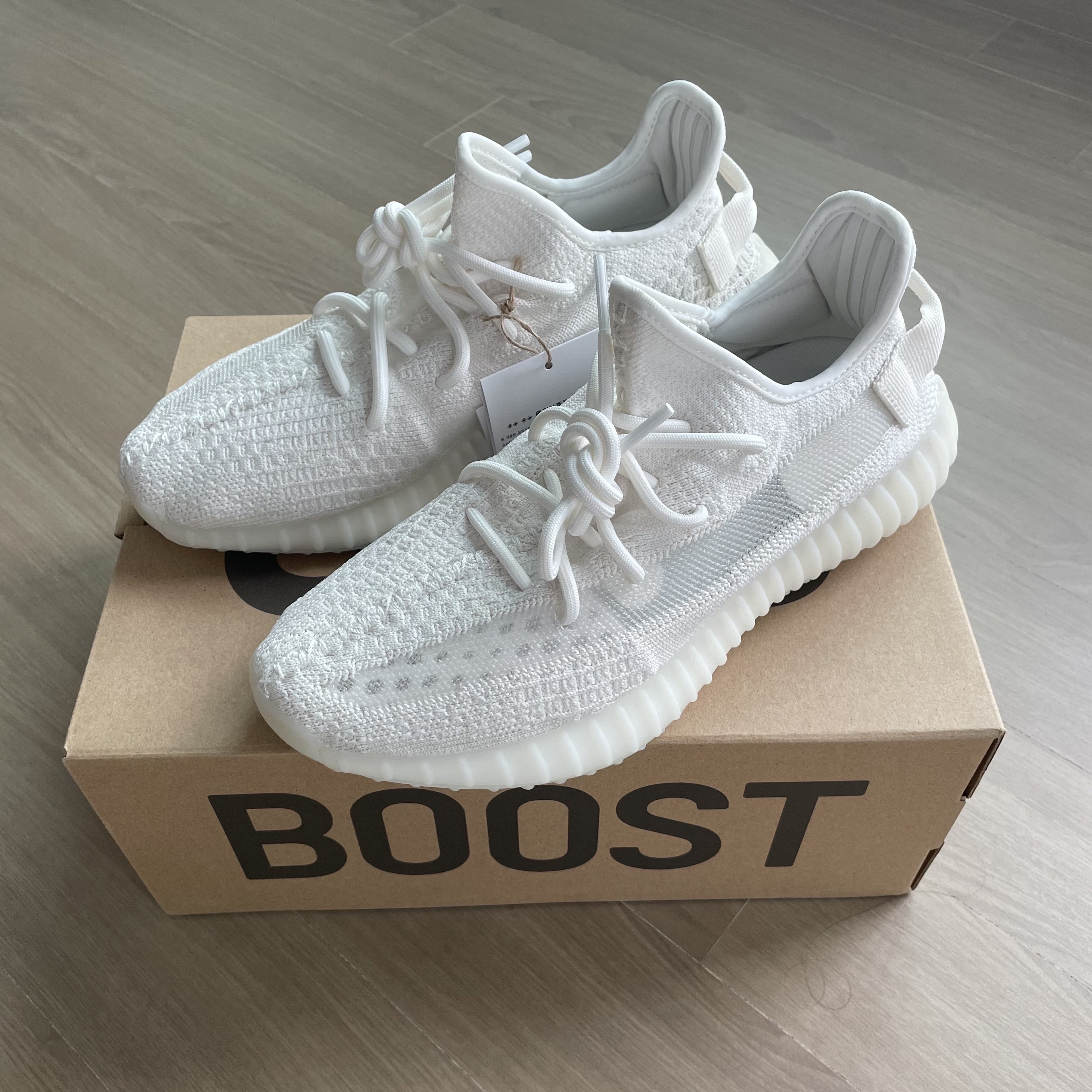 Adidas Yeezy Boost 350 V2 Bone 착용 스타일 - 1
