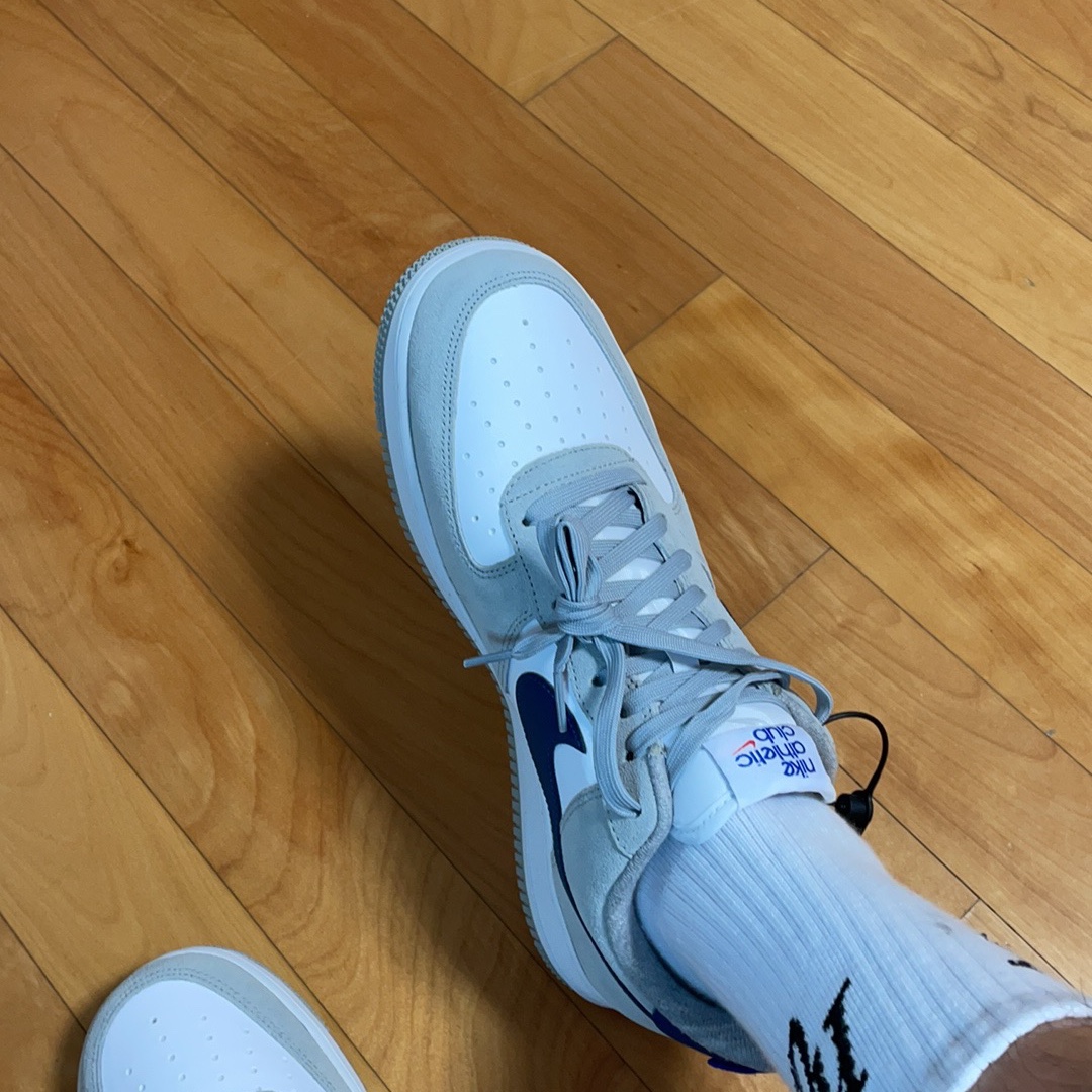 Nike Air Force 1 '07 LV8 Athletic Club Light Smoke Grey Marina 착용 스타일 - 2