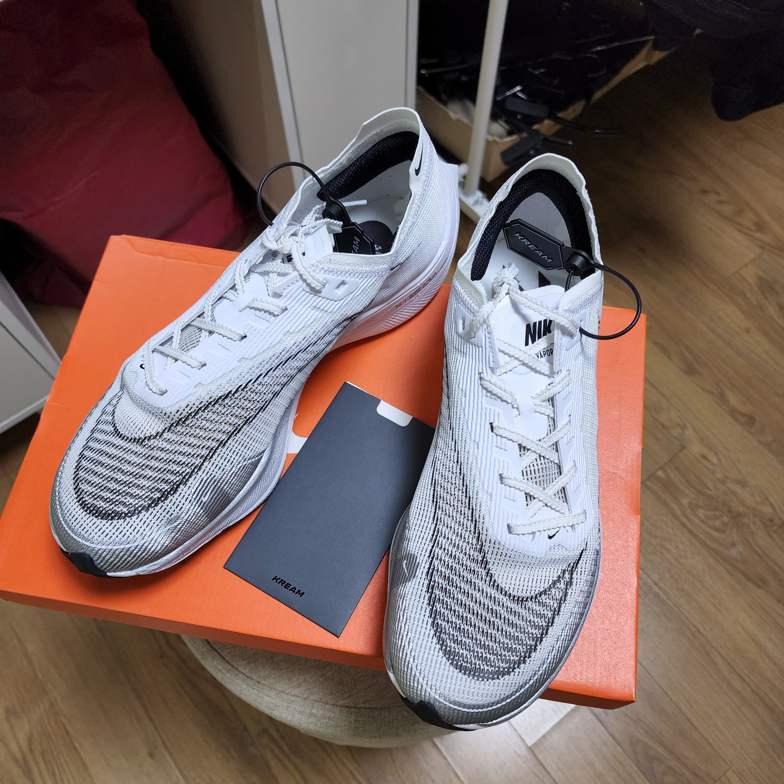 Nike ZoomX Vaporfly Next% 2 White Metallic Silver 착용 스타일 - 3