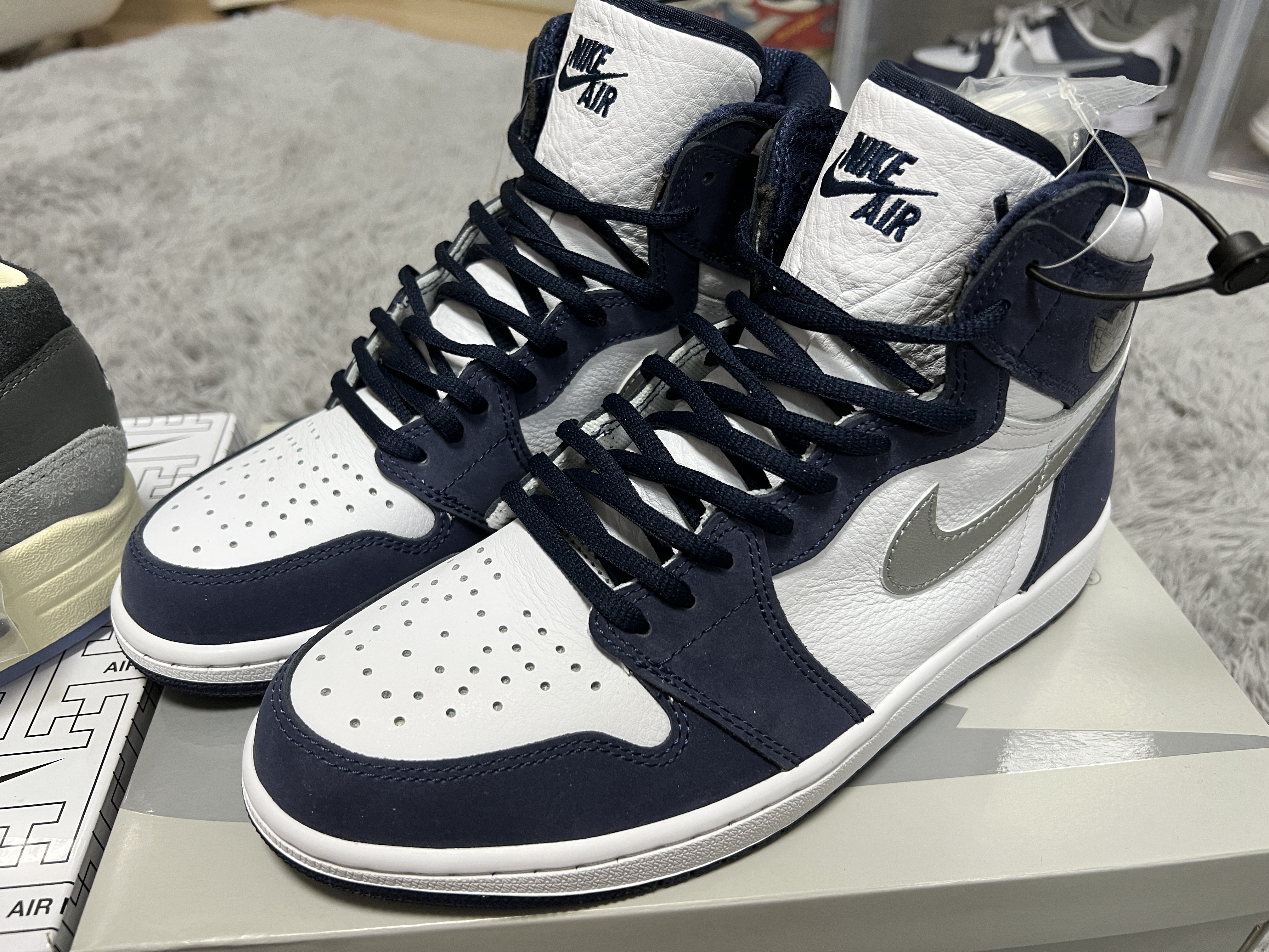 Jordan 1 Retro High OG CO.JP Midnight Navy, Nike x Kasina Air Max 1 SP Won-Ang Particle Grey 착용 스타일 - 2
