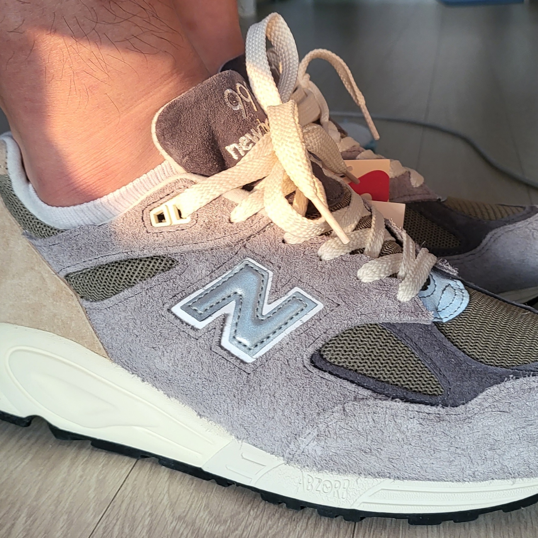 New Balance 990v2 Made in USA Marblehead Incense 착용 스타일 - 4
