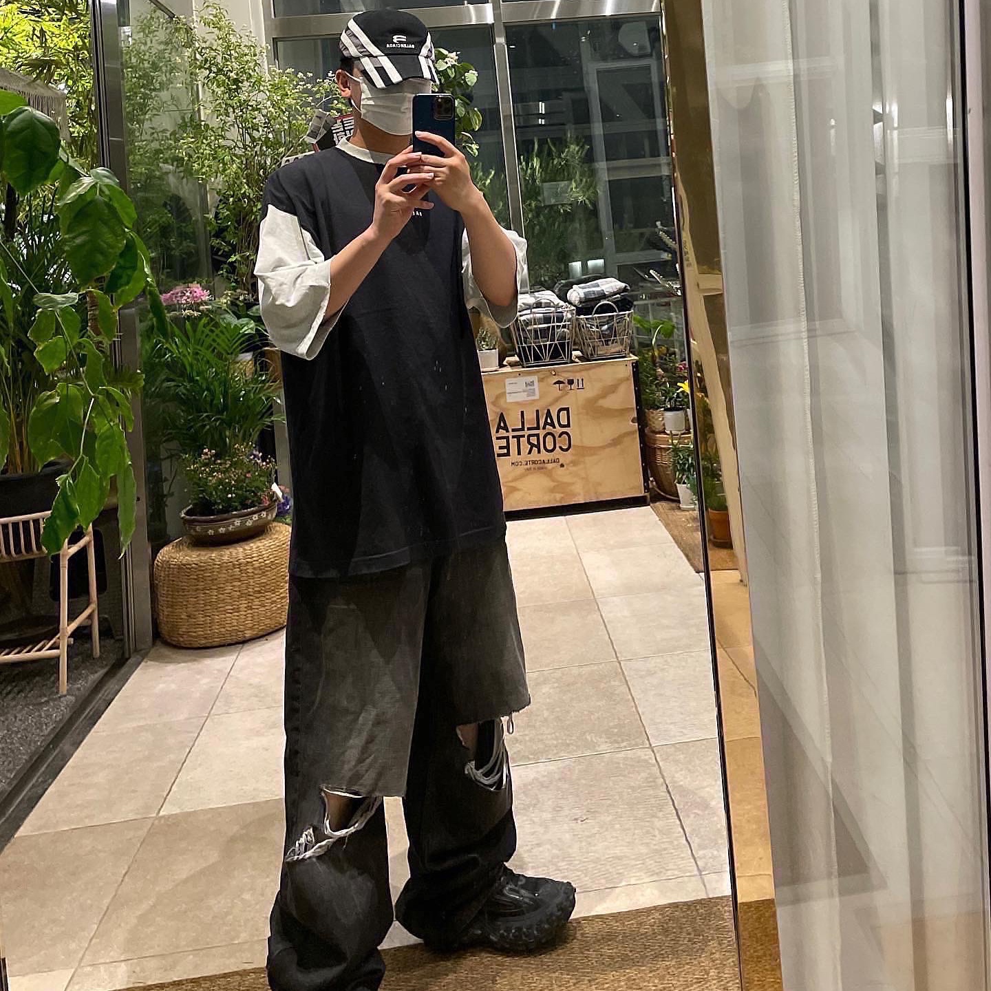 Balenciaga Defender Sneakers Black, Balenciaga Destroyed Super Large Baggy Trousers Black 착용 스타일 - 1