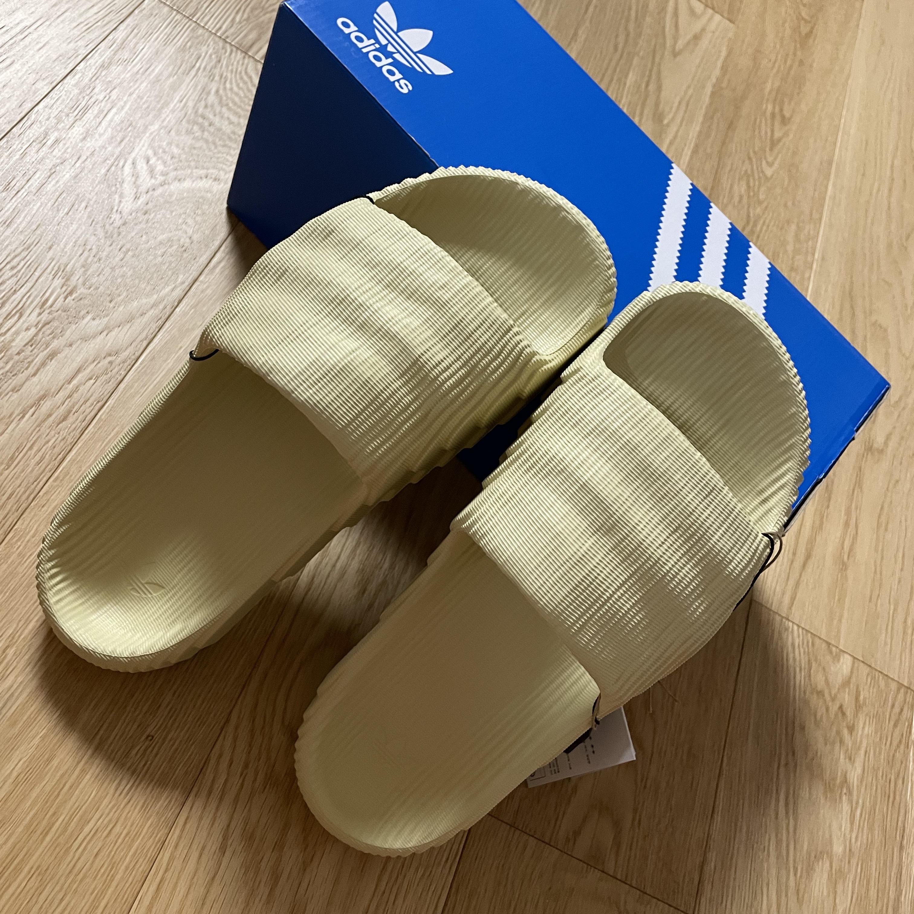 Adidas Adilette 22 Desert Sand 착용 스타일 - 1