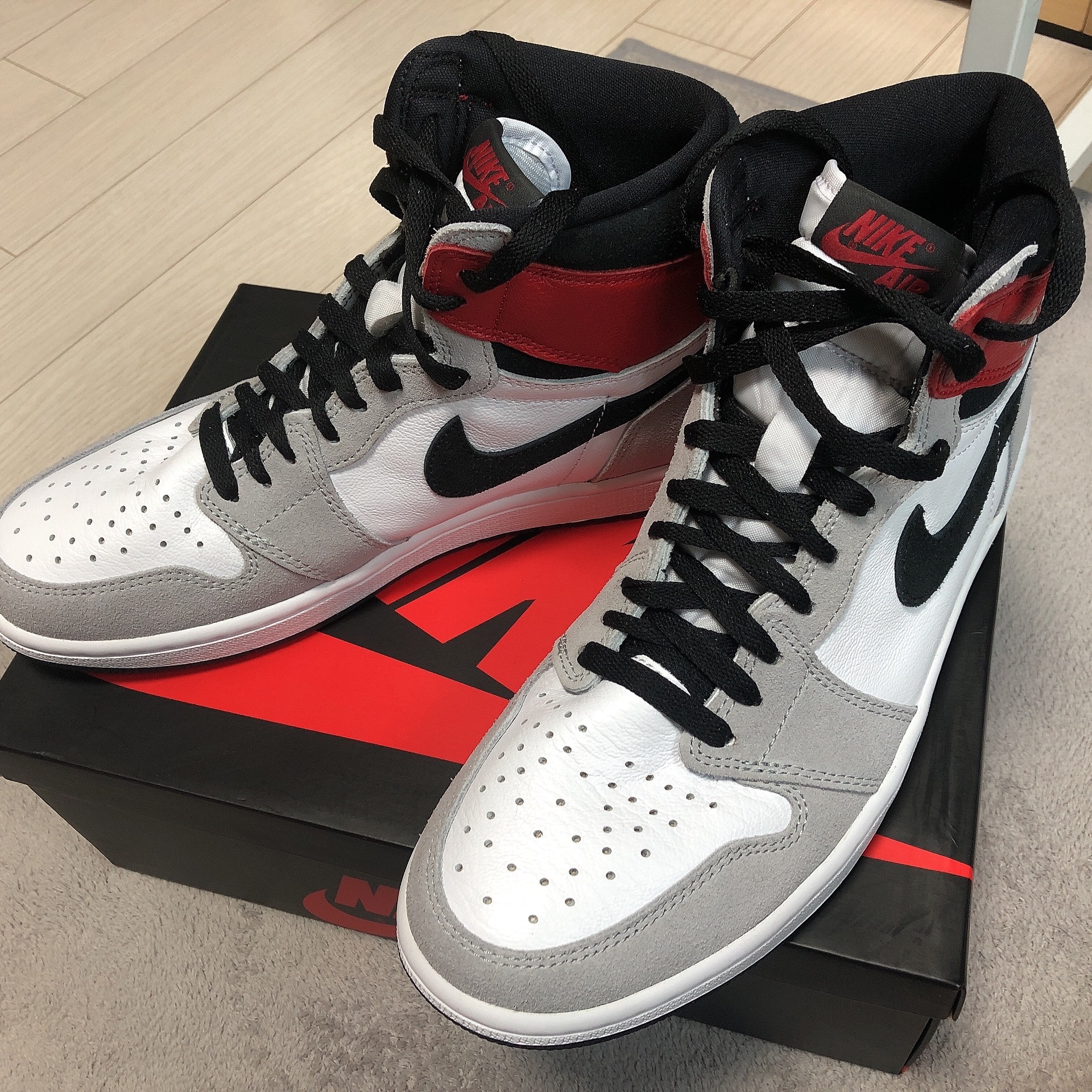 Jordan 1 Retro High OG Light Smoke Grey 착용 스타일 - 1