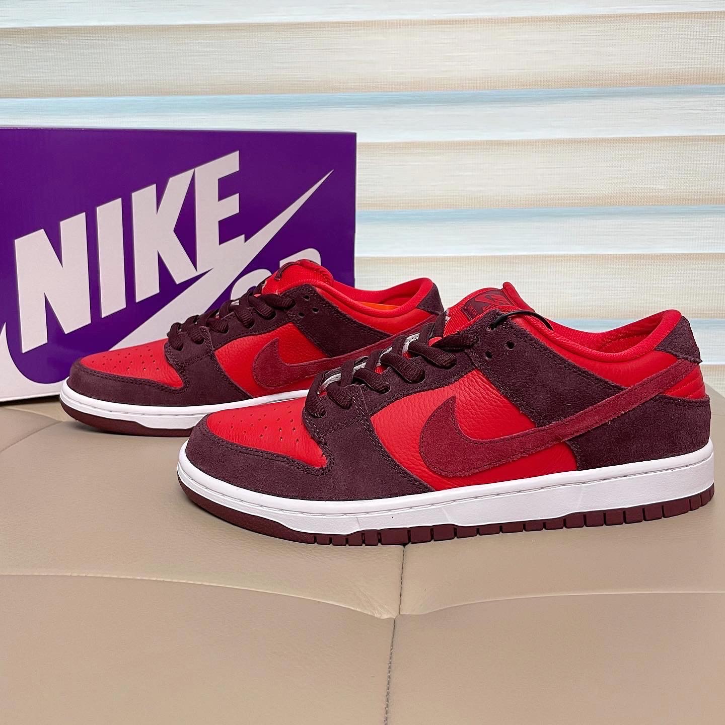 Nike SB Dunk Low Pro Cherry 착용 스타일 - 1
