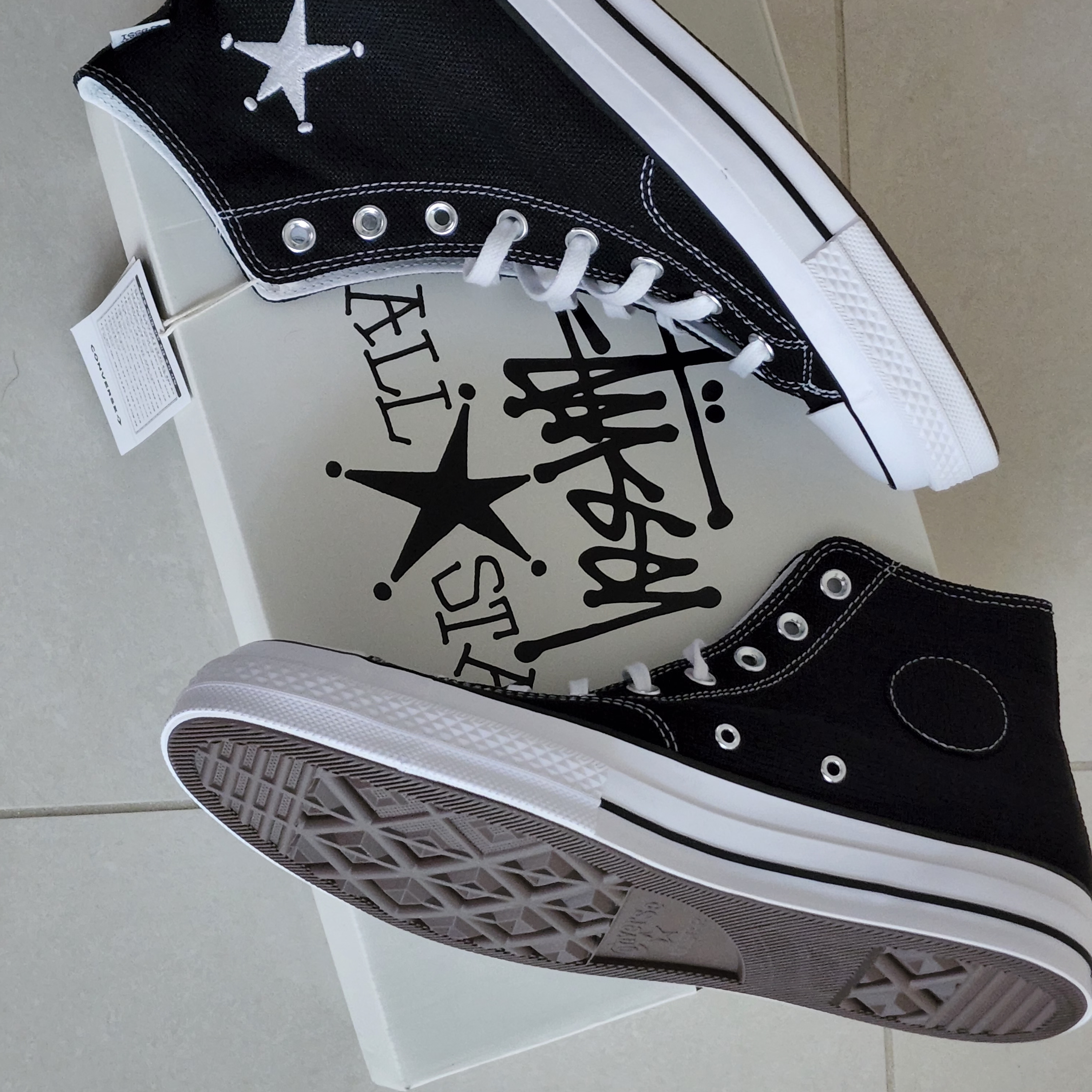 Converse x Stussy Chuck 70 High Black 착용 스타일 - 2