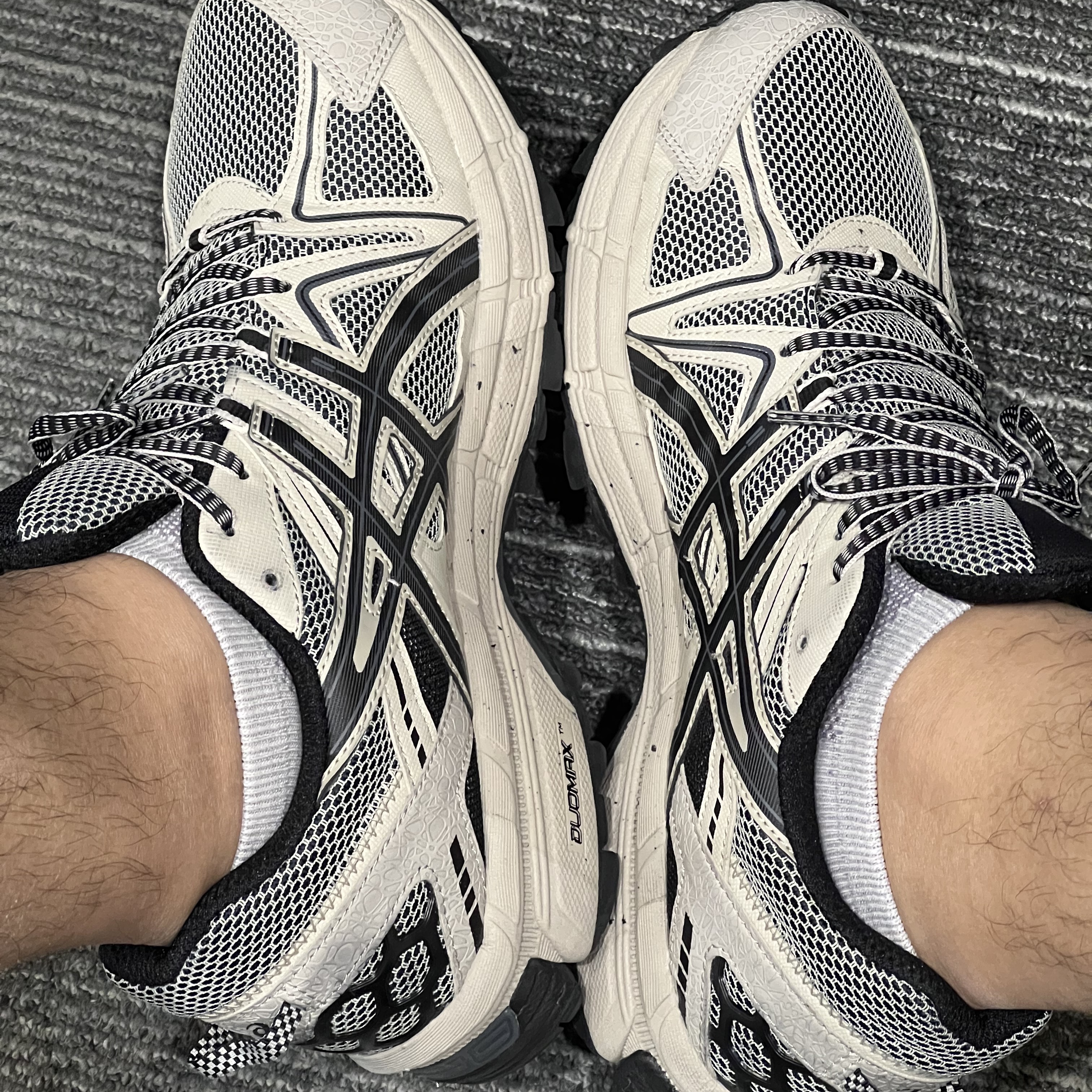 Asics Gel-Kahana 8 Grey Black Carbon 착용 스타일