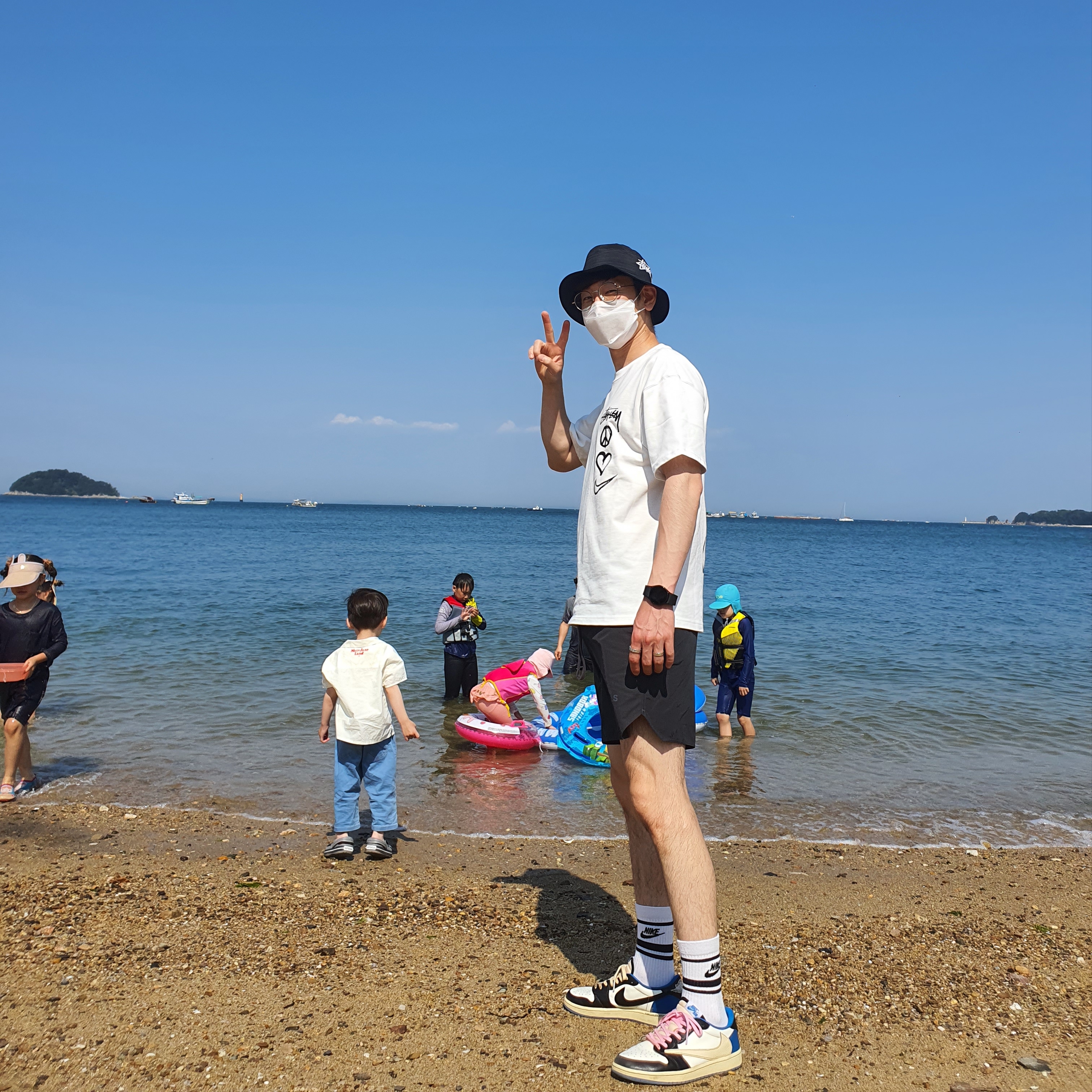 Nike x Stussy NRG RA T-Shirt Summit White (DM4942-121), Nike x Stussy Bucket Hat Black 착용 스타일 - 1