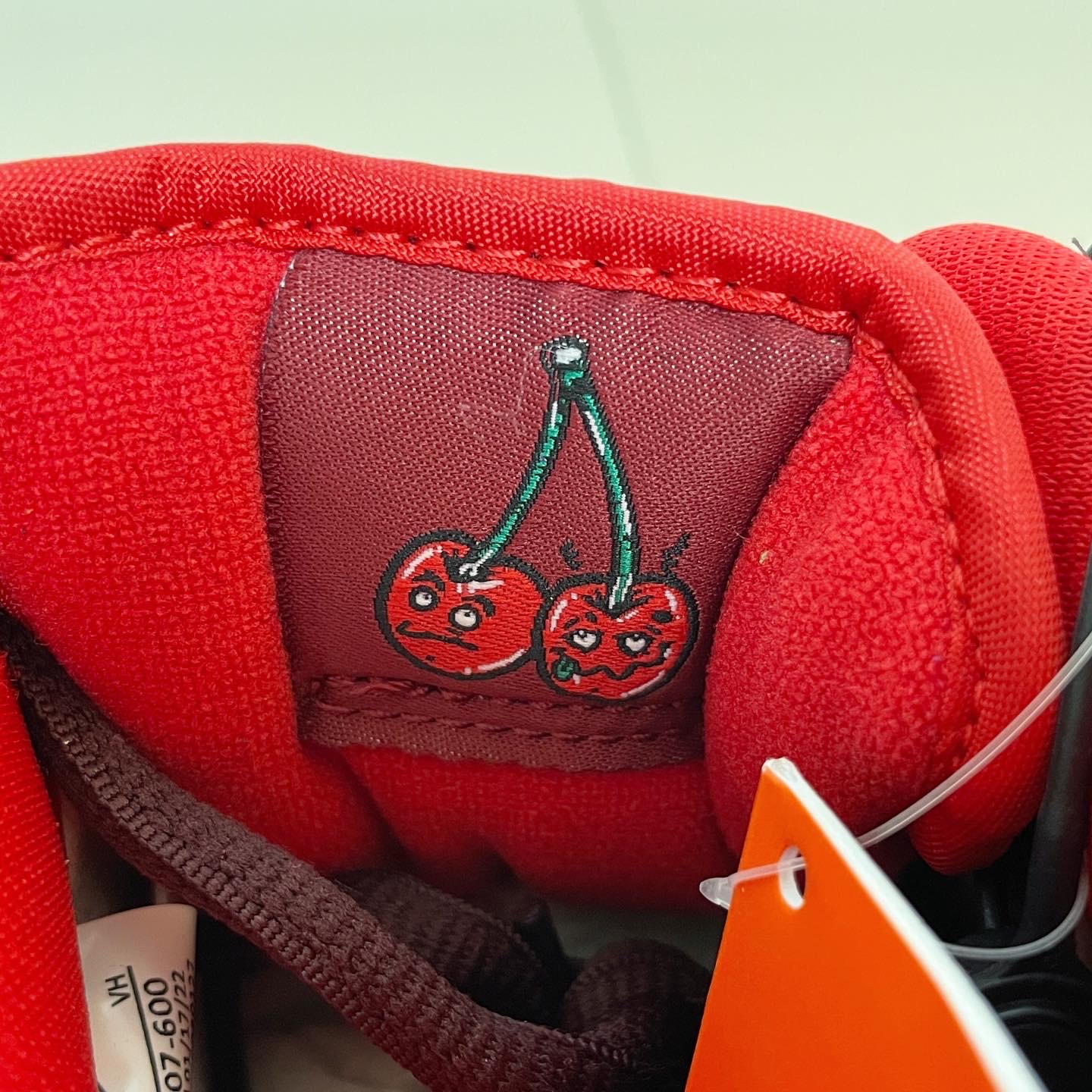 Nike SB Dunk Low Pro Cherry 착용 스타일 - 4