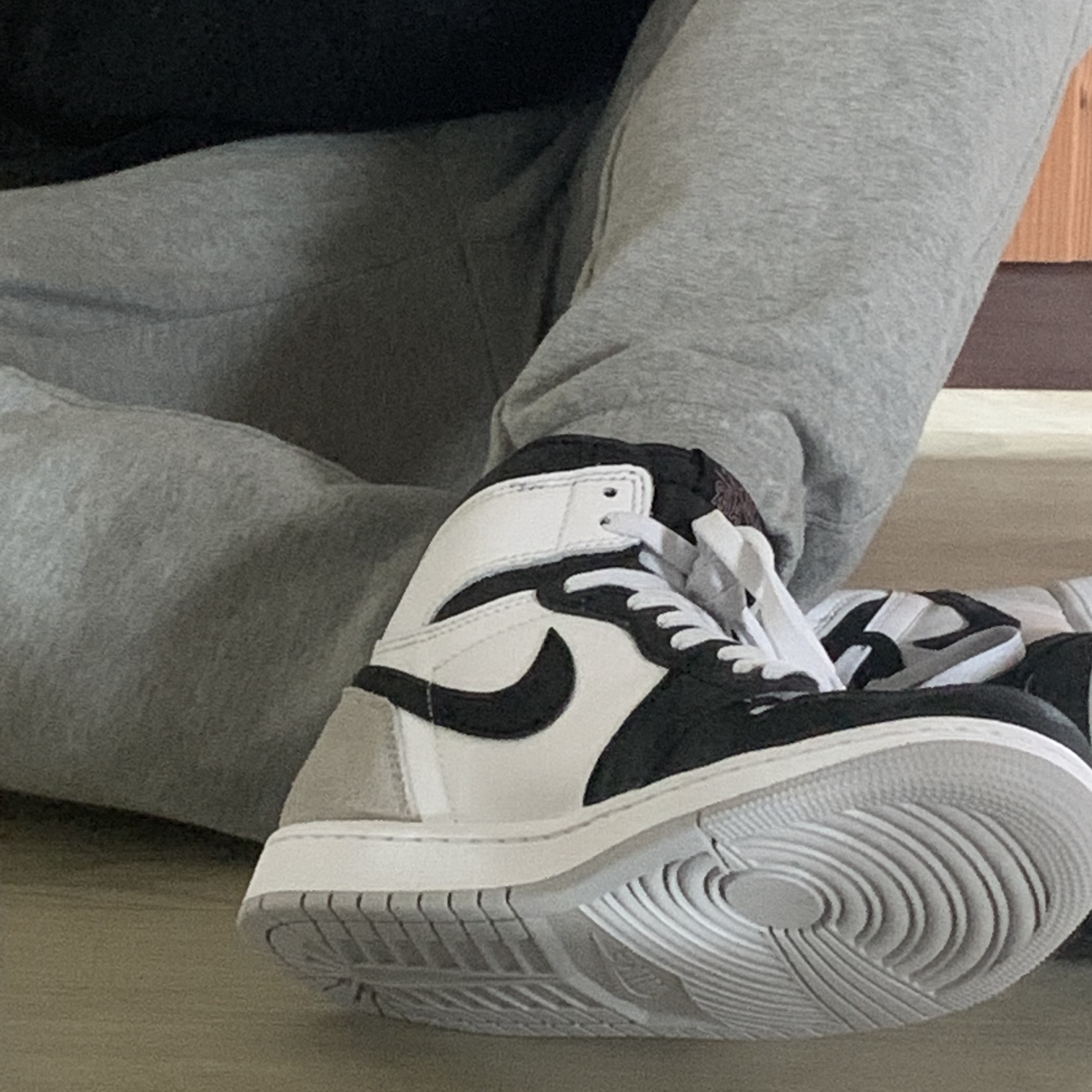 Jordan 1 Retro High OG Bleached Coral 착용 스타일